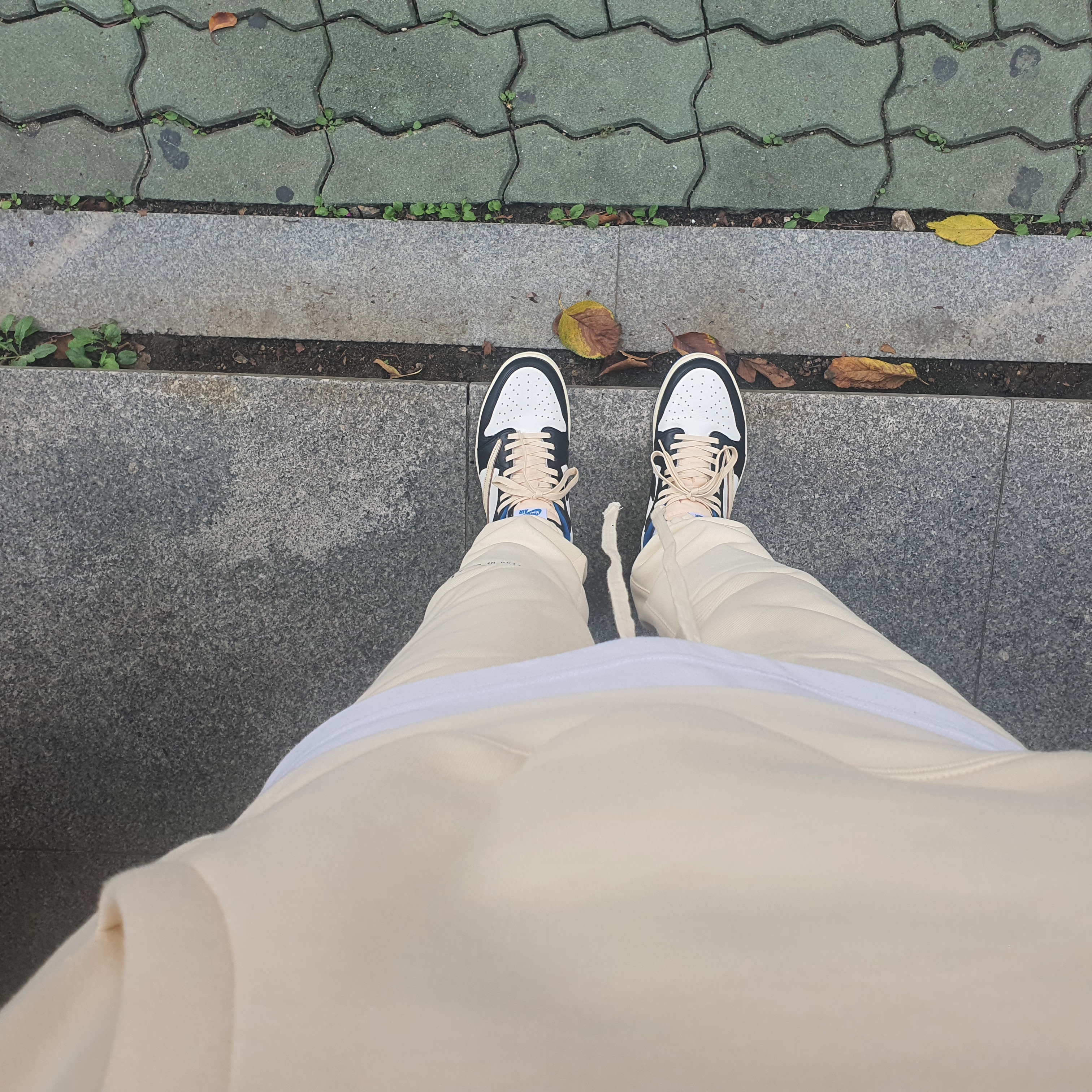 Jordan 1 x Travis Scott x Fragment Retro Low OG SP Military Blue, Essentials Pull-Over Hoodie Cream - 21SS 착용 스타일