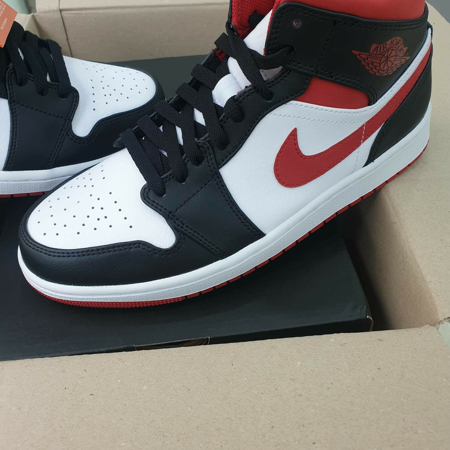Jordan 1 Mid Gym Red Black White 착용 스타일 - 2