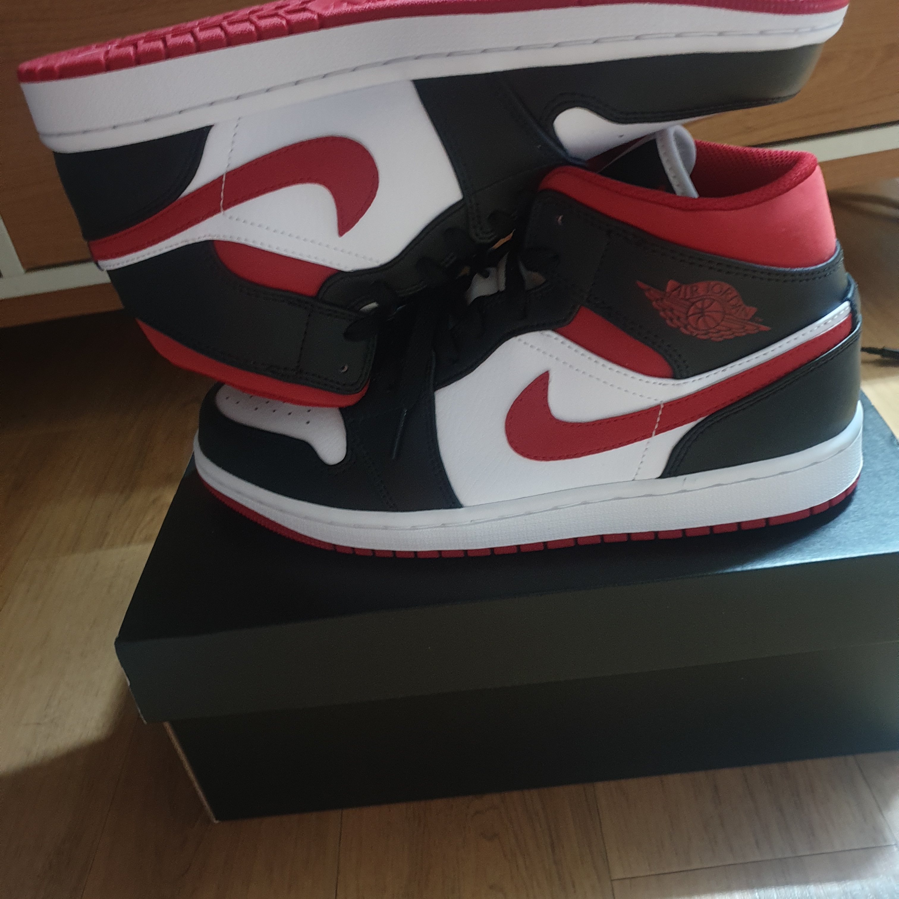 Jordan 1 Mid Gym Red Black White 착용 스타일 - 4
