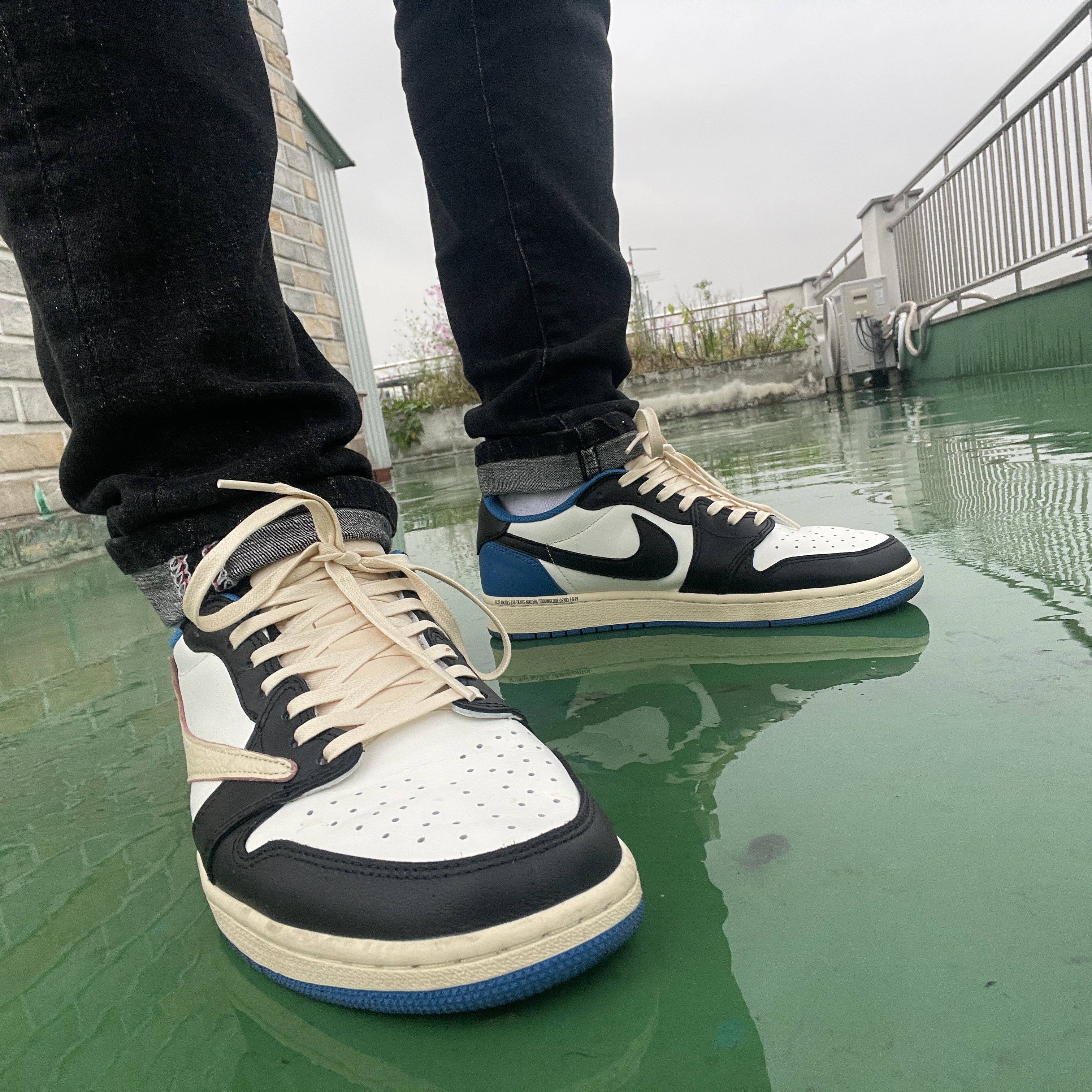 Jordan 1 x Travis Scott x Fragment Retro Low OG SP Military Blue 착용 스타일 - 1
