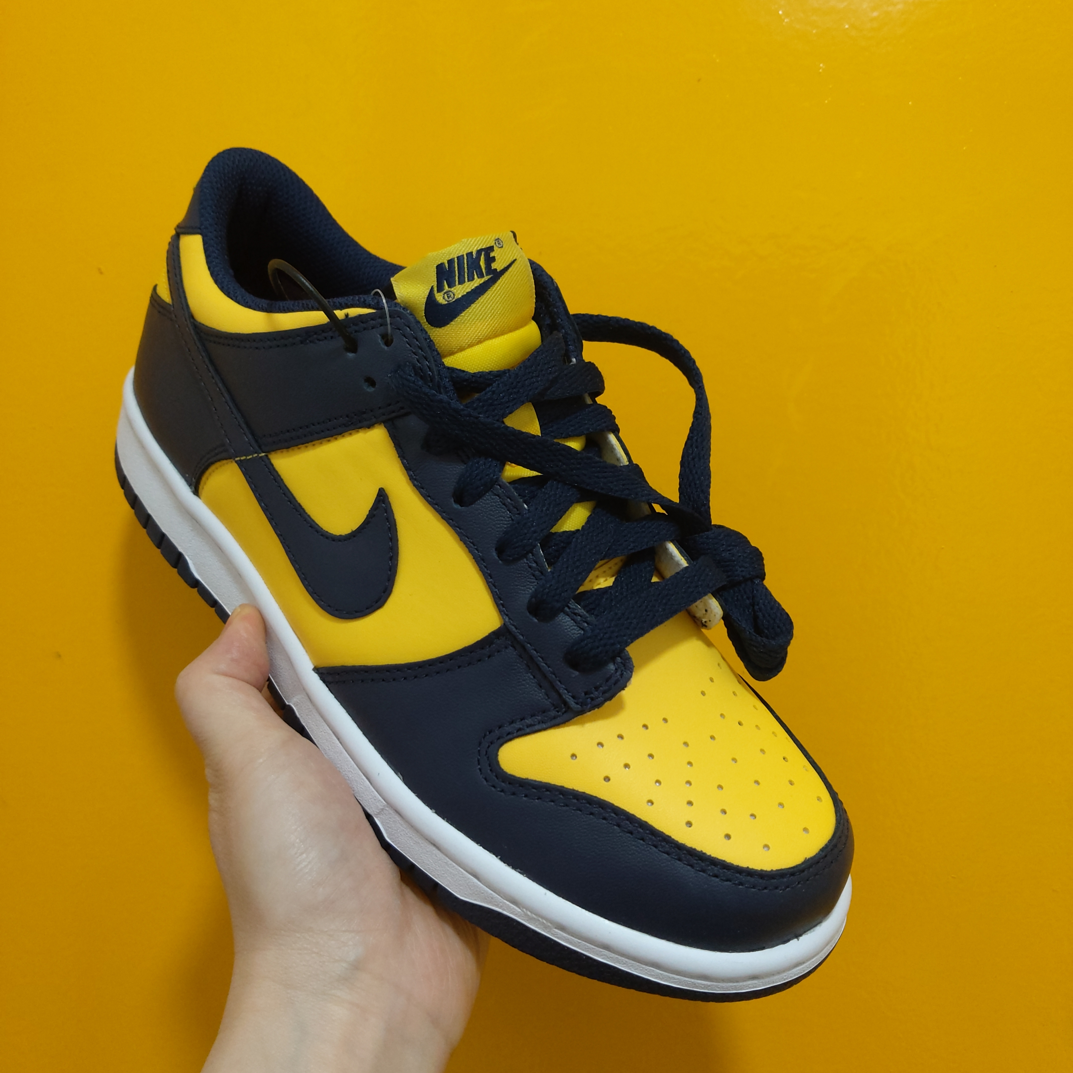 (GS) Nike Dunk Low Varsity Maize, Nike Dunk Low Retro Black 착용 스타일 - 1