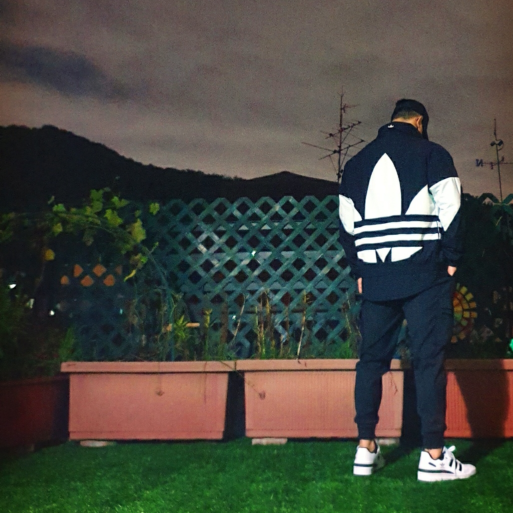 Adidas Forum Low White Black 착용 스타일 - 3