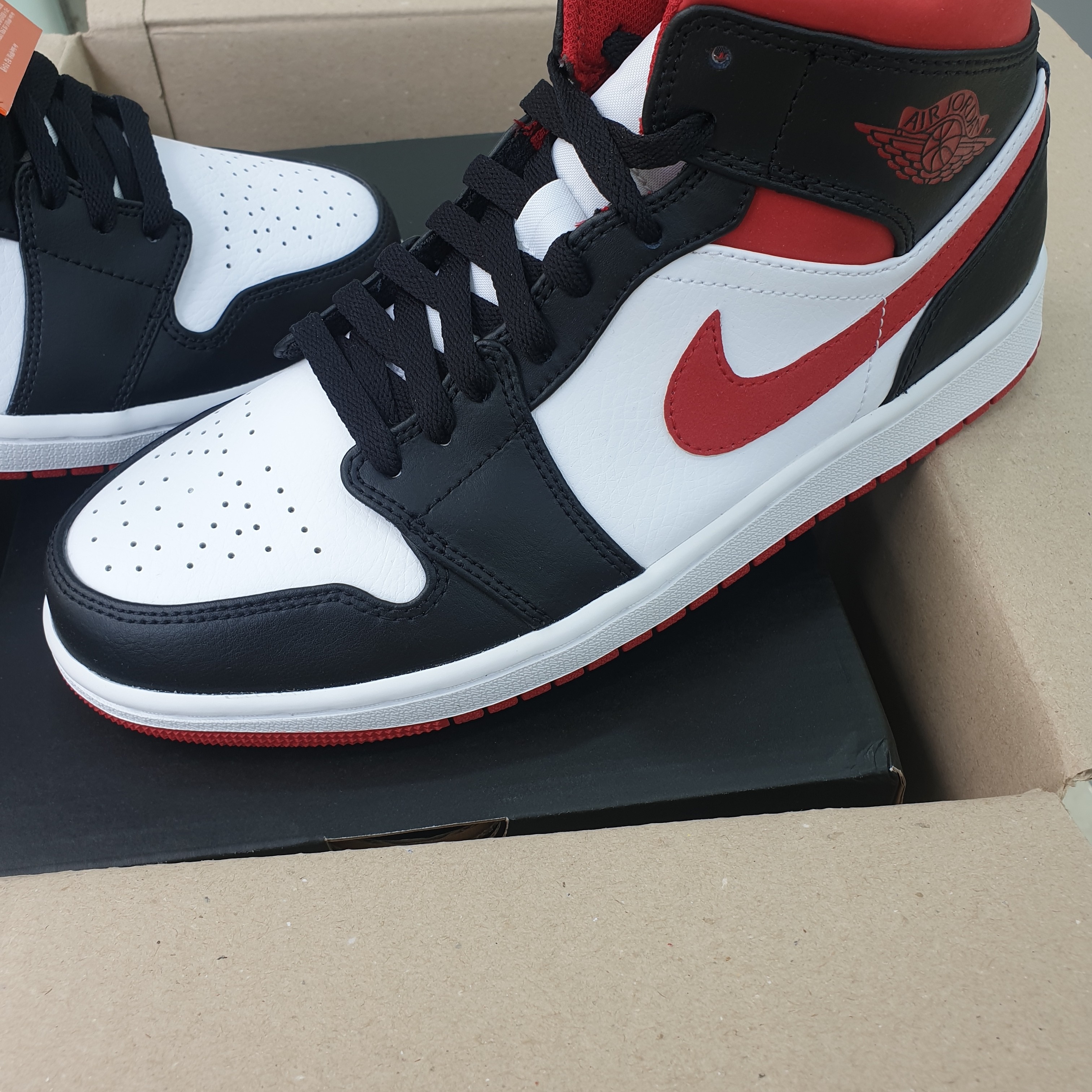 Jordan 1 Mid Gym Red Black White 착용 스타일 - 3