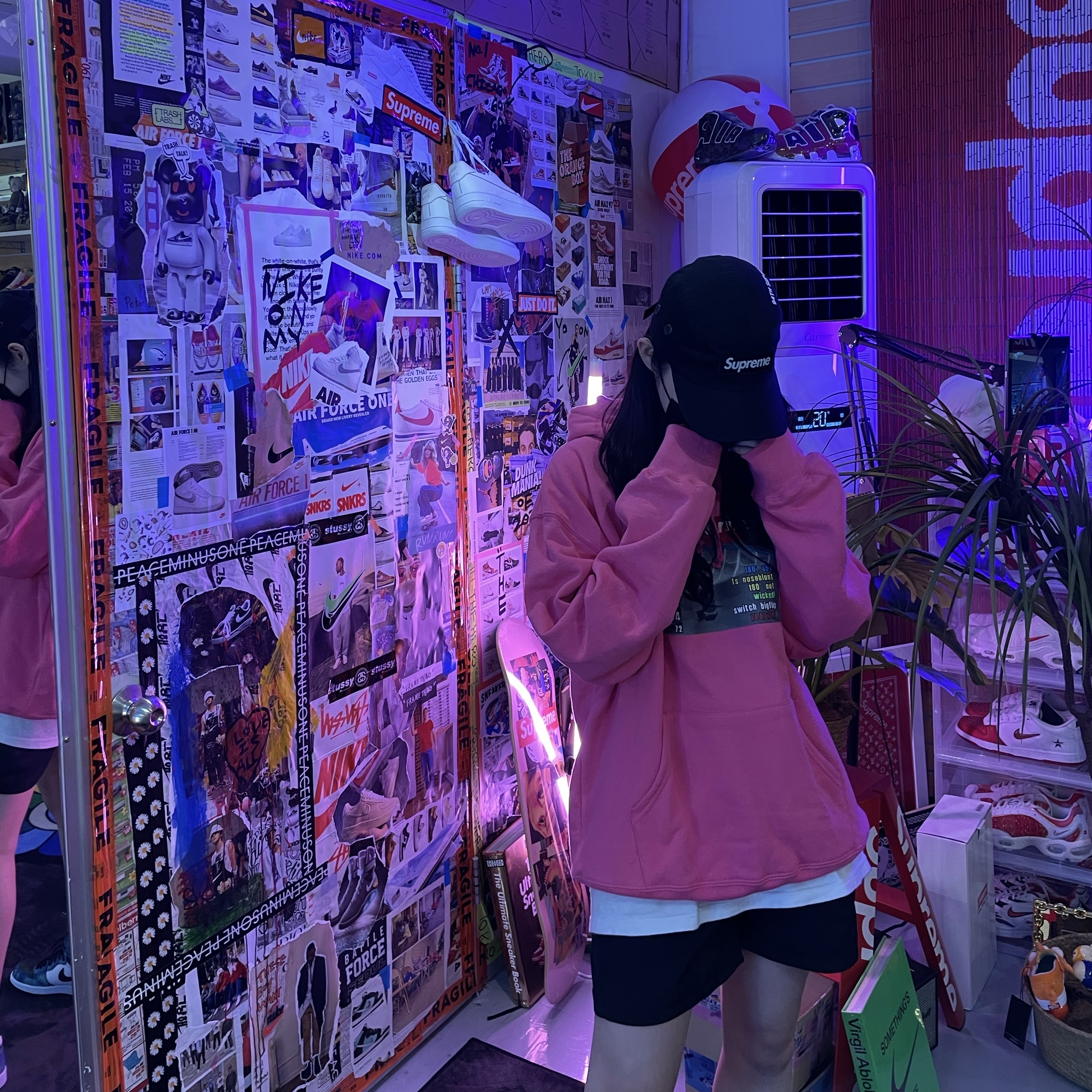 Supreme Military Camp Cap Black - 21FW, Supreme x Thrasher Hooded Sweatshirt Magenta - 21FW 착용 스타일 - 2