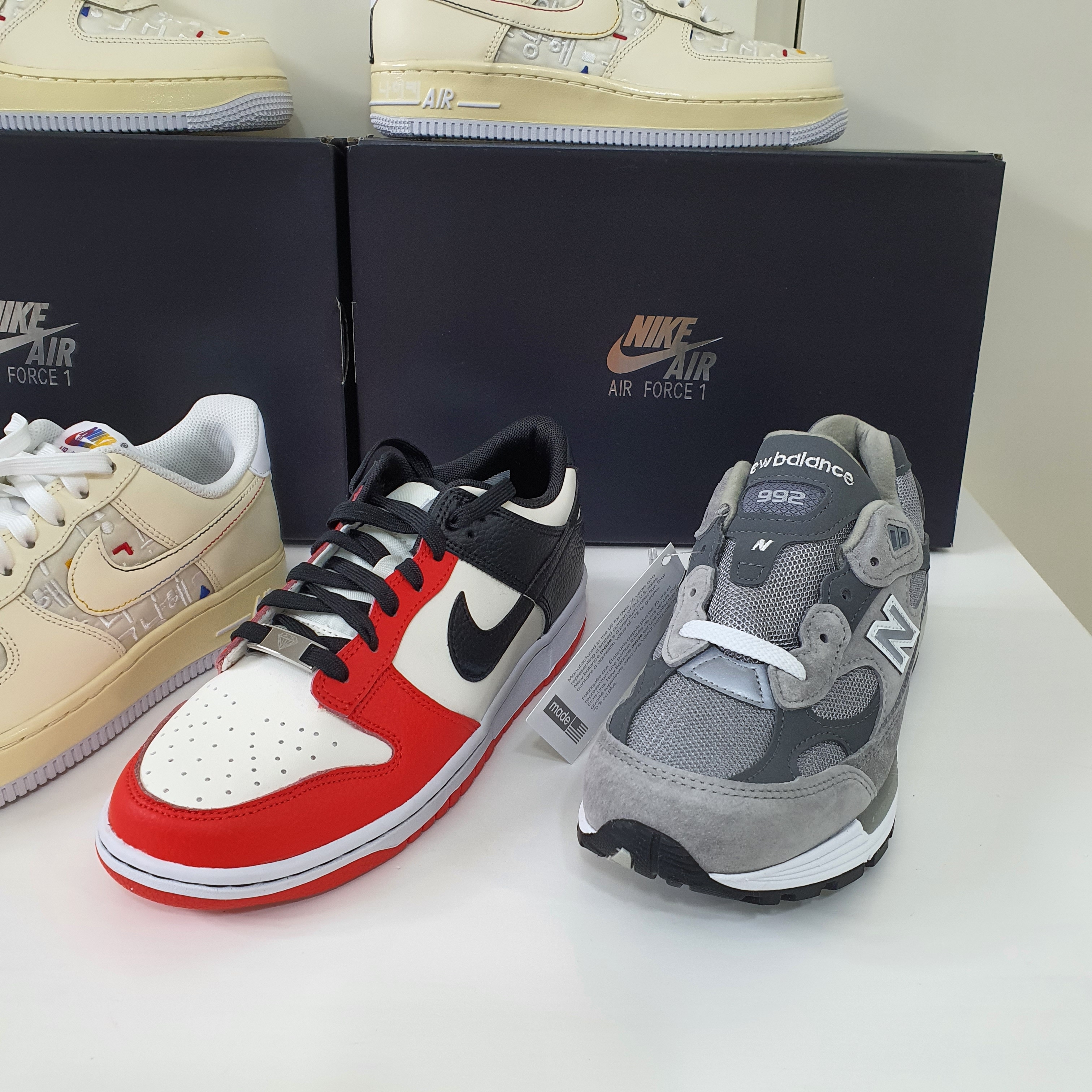 (W) Nike Air Force 1 '07 LV8 Hangul Day, (GS) Nike x NBA Dunk Low Black and Chile Red 착용 스타일 - 3