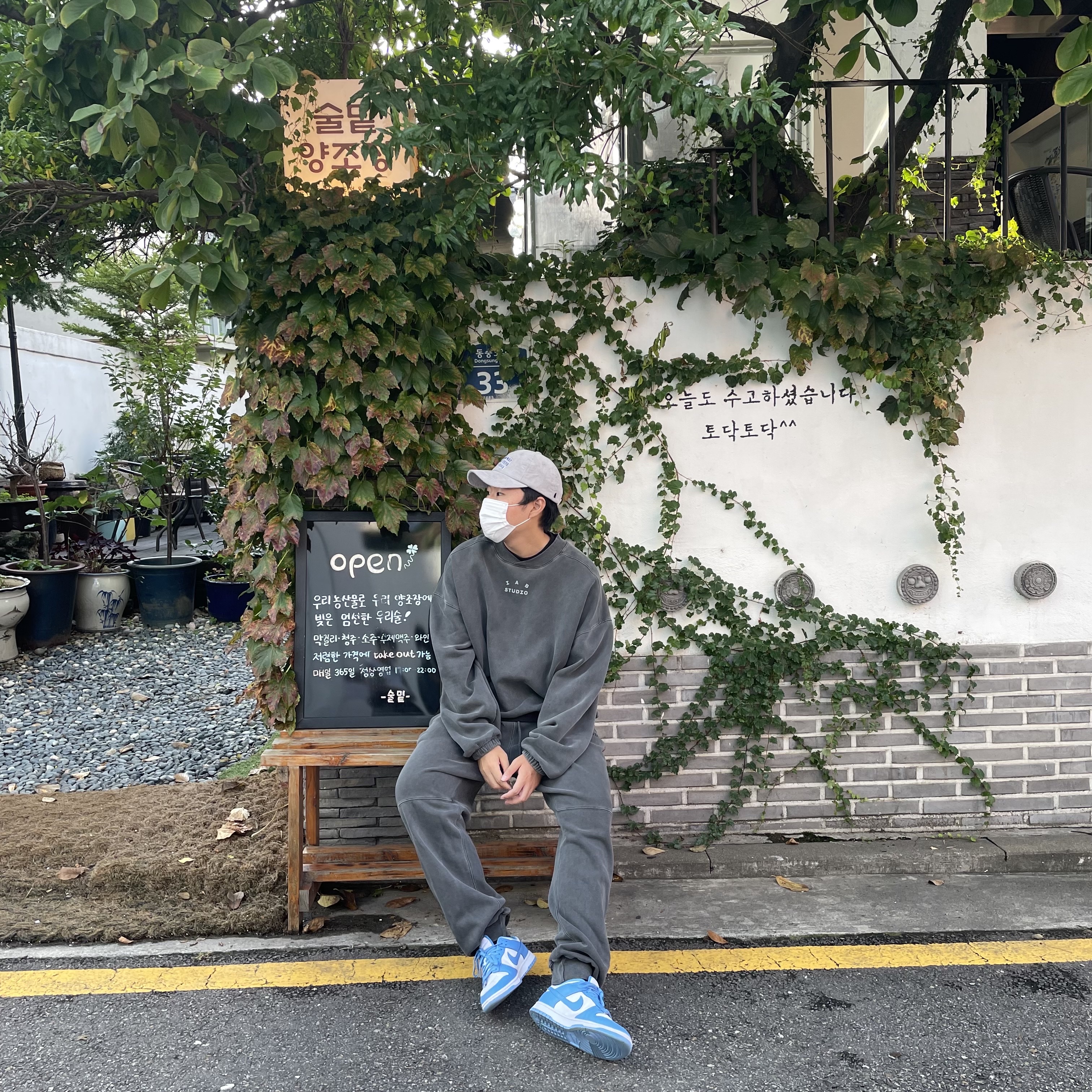 IAB Studio Blocked Pigment Sweatpants Black, IAB Studio Pigment Crewneck Black 착용 스타일