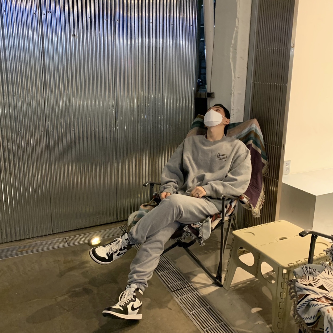 Jordan 1 Retro High OG Black Mocha, Nike x Stussy NRG BR Crew Fleece Grey 착용 스타일 - 2