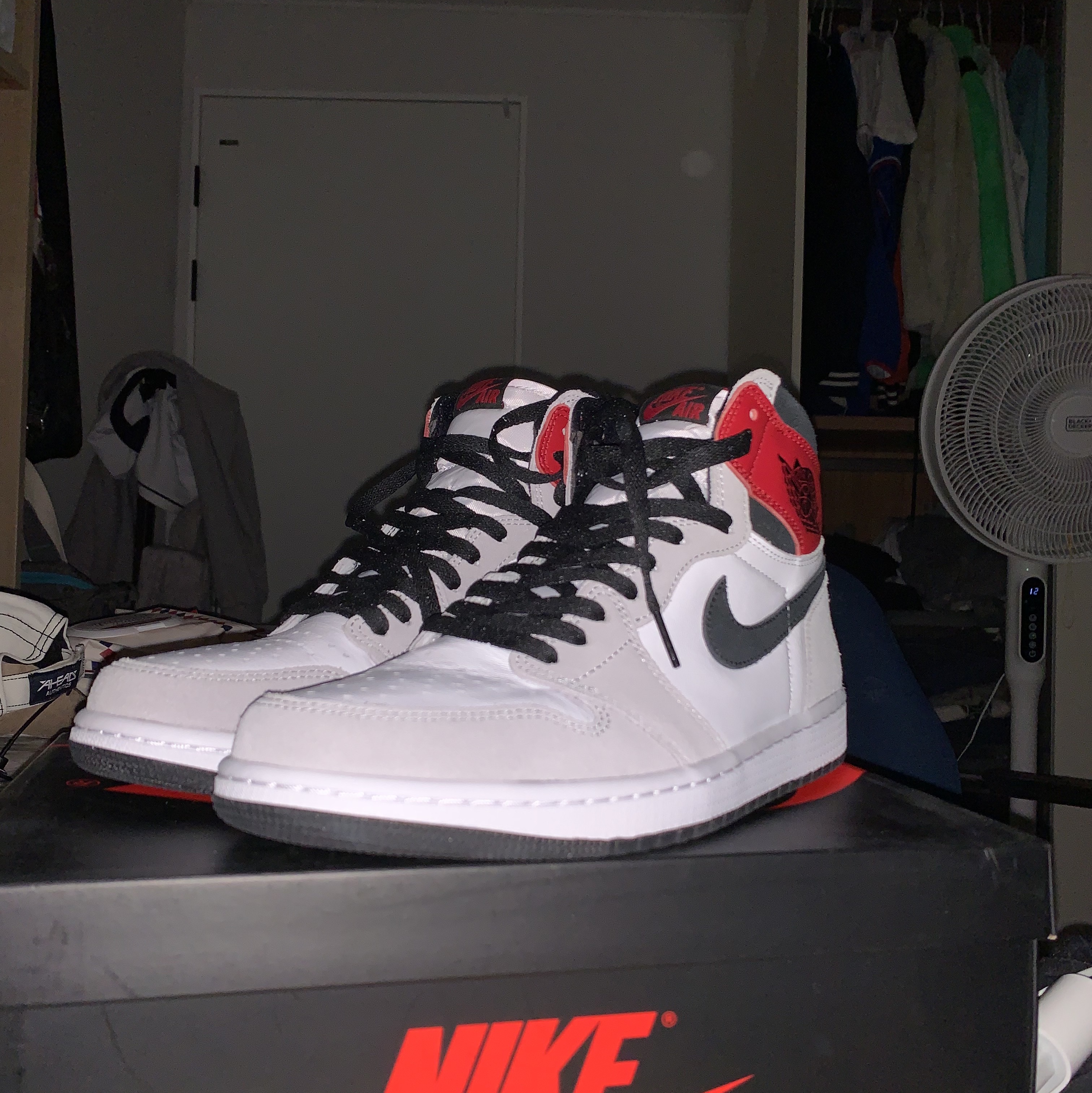 Jordan 1 Retro High OG Light Smoke Grey 착용 스타일 - 2