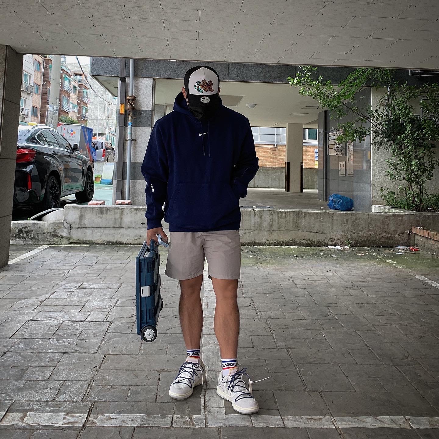 Nike x Off-White Dunk Low The 50 - Lot 18, Nike x Drake Nocta Cardinal Stock Essential Hoodie Navy - US/EU 착용 스타일 - 1
