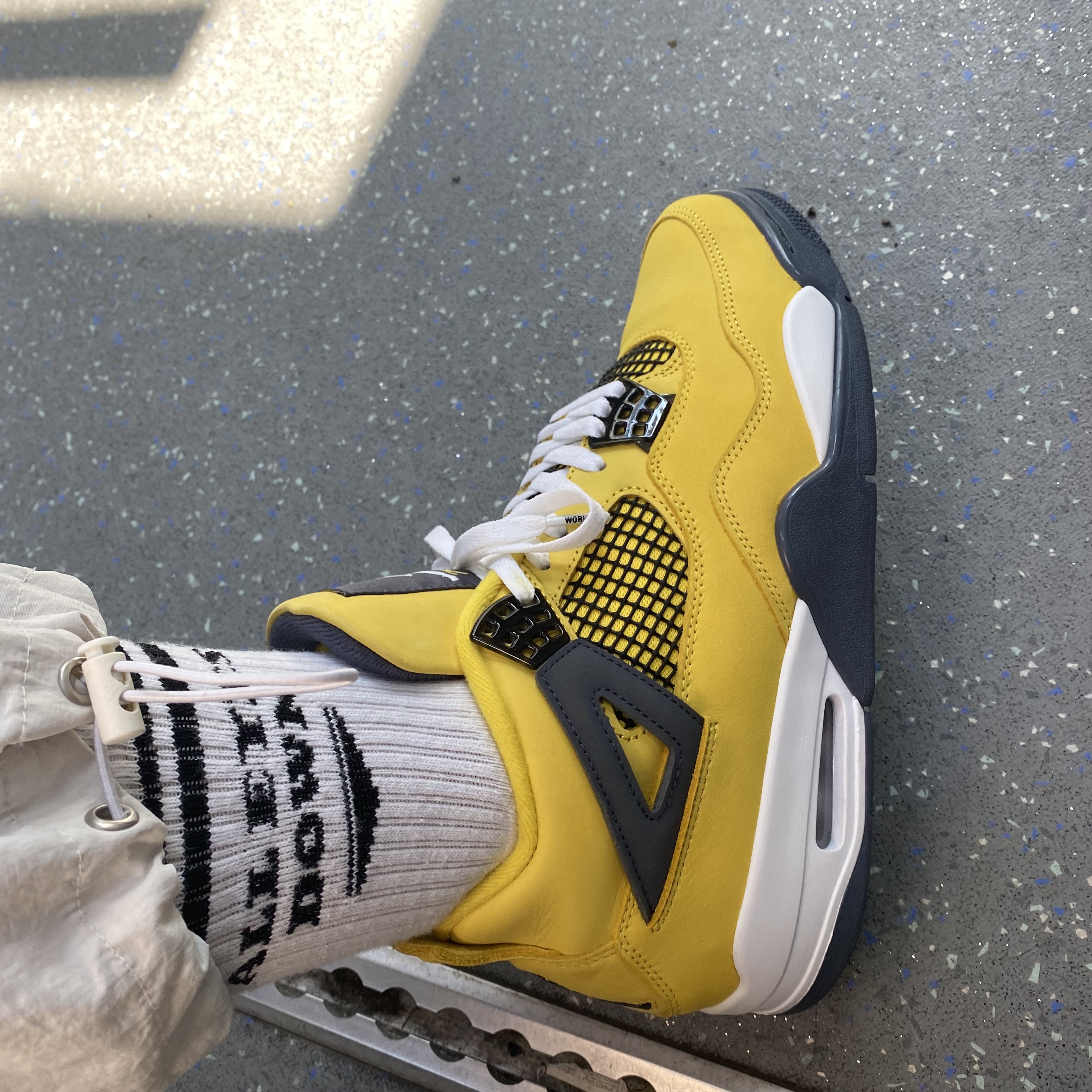 Jordan 4 Retro Tour Yellow 착용 스타일 - 1