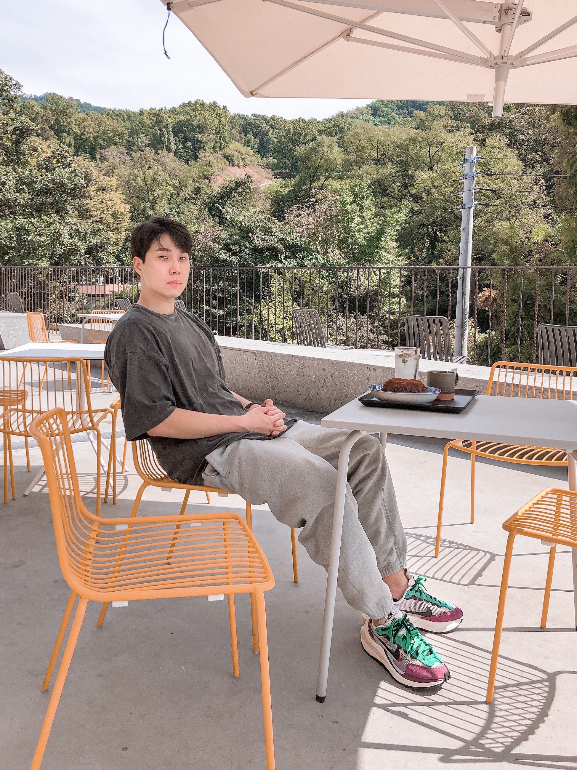 Nike x Sacai VaporWaffle String & Black Villain Red, Nike NRG Solo Swoosh Fleece Pants Dark Grey Heather - US/EU 착용 스타일