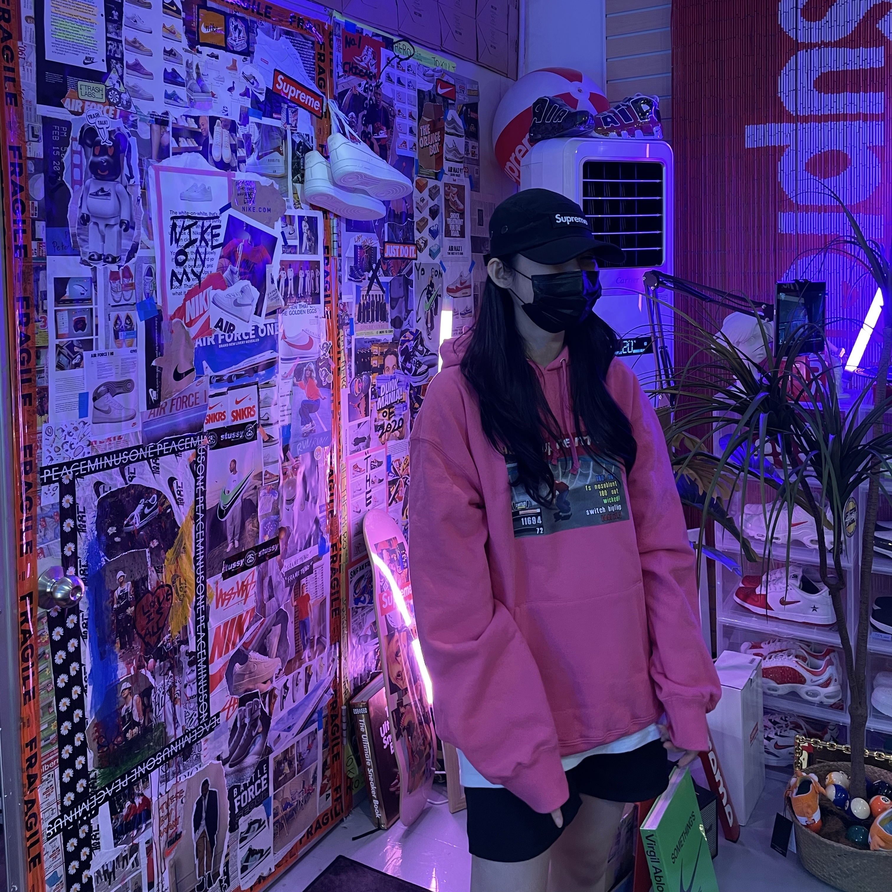 Supreme Military Camp Cap Black - 21FW, Supreme x Thrasher Hooded Sweatshirt Magenta - 21FW 착용 스타일 - 1