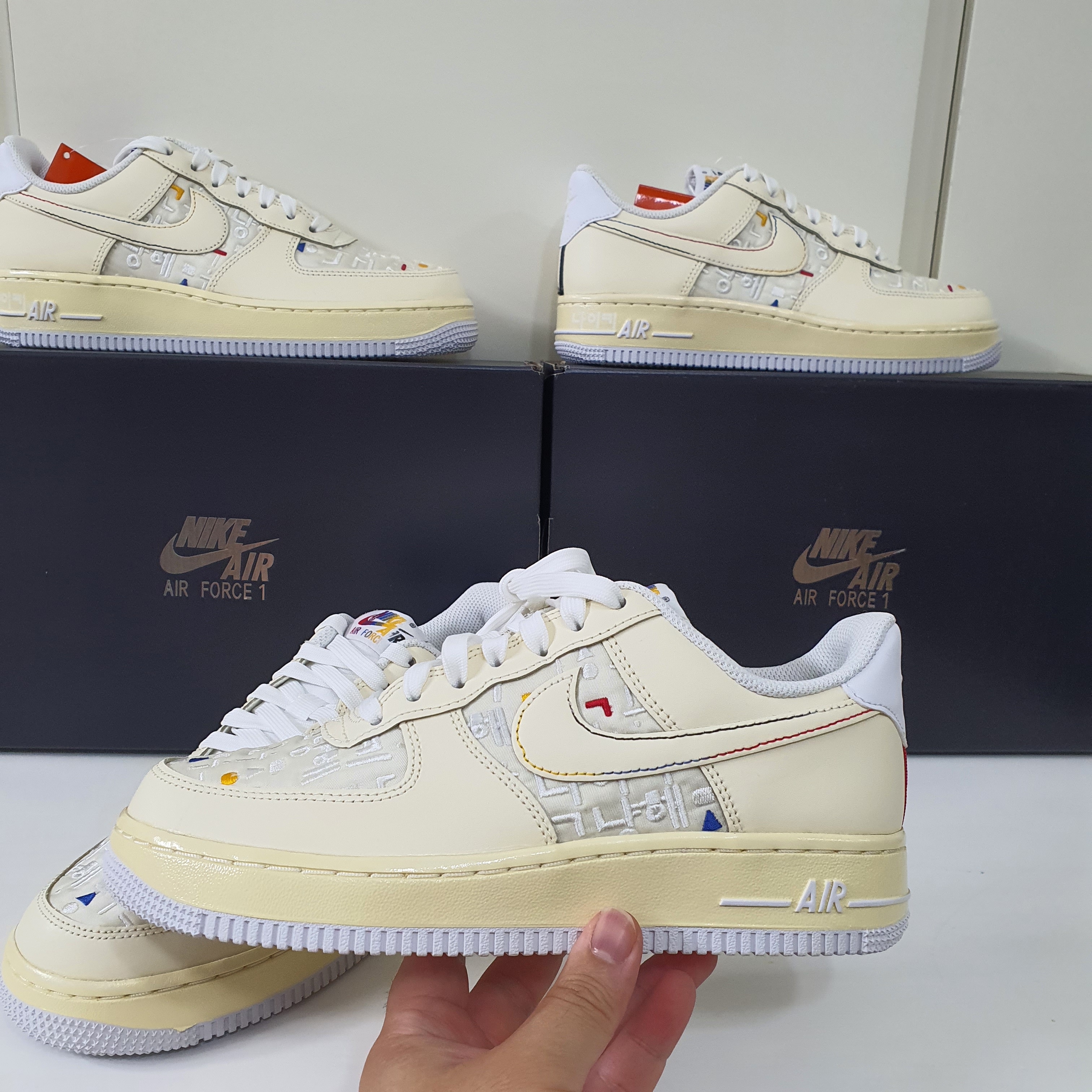 (W) Nike Air Force 1 '07 LV8 Hangul Day, (GS) Nike x NBA Dunk Low Black and Chile Red 착용 스타일 - 5