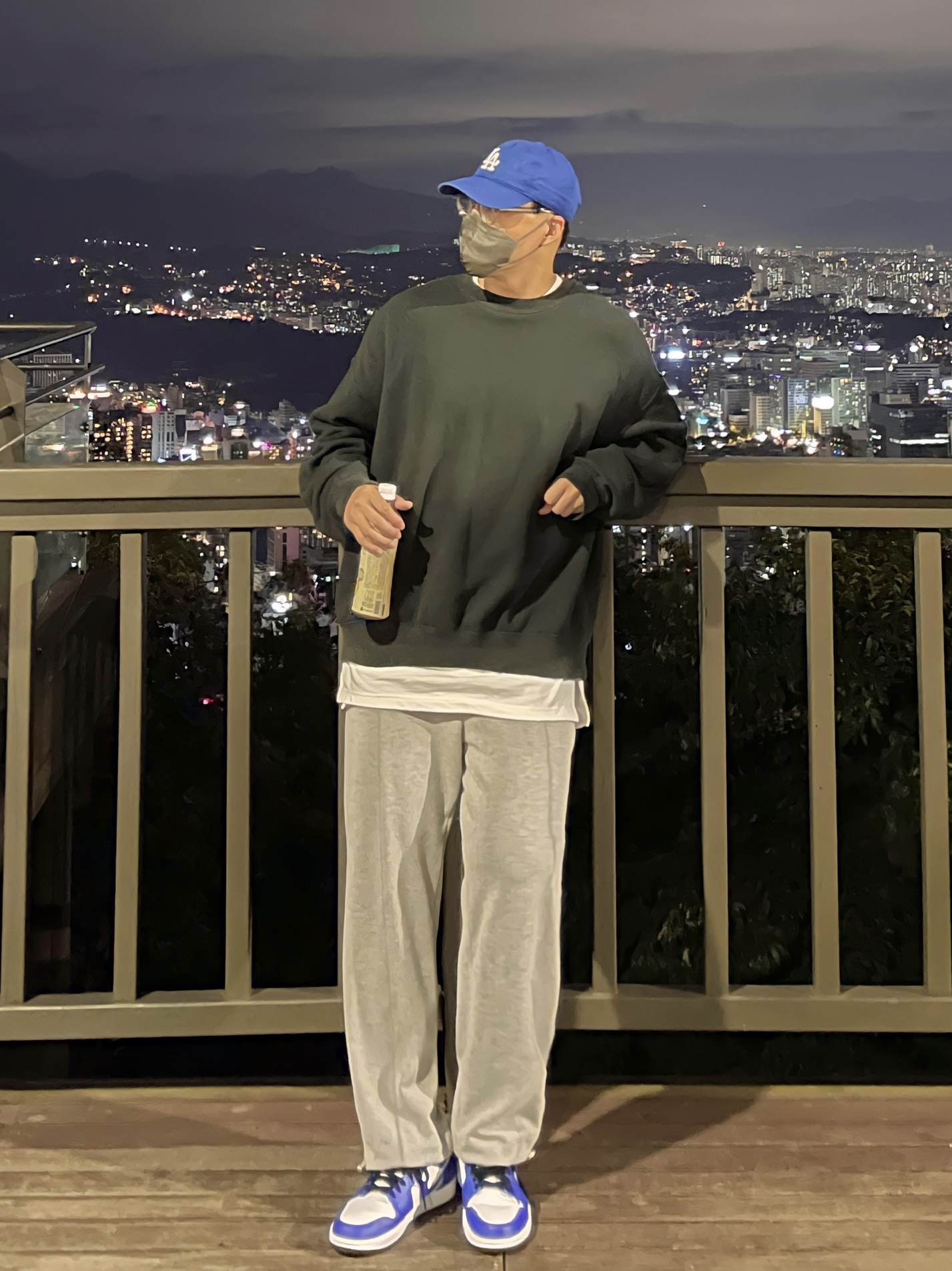 Jordan 1 Low Hyper Royal 착용 스타일 - 4