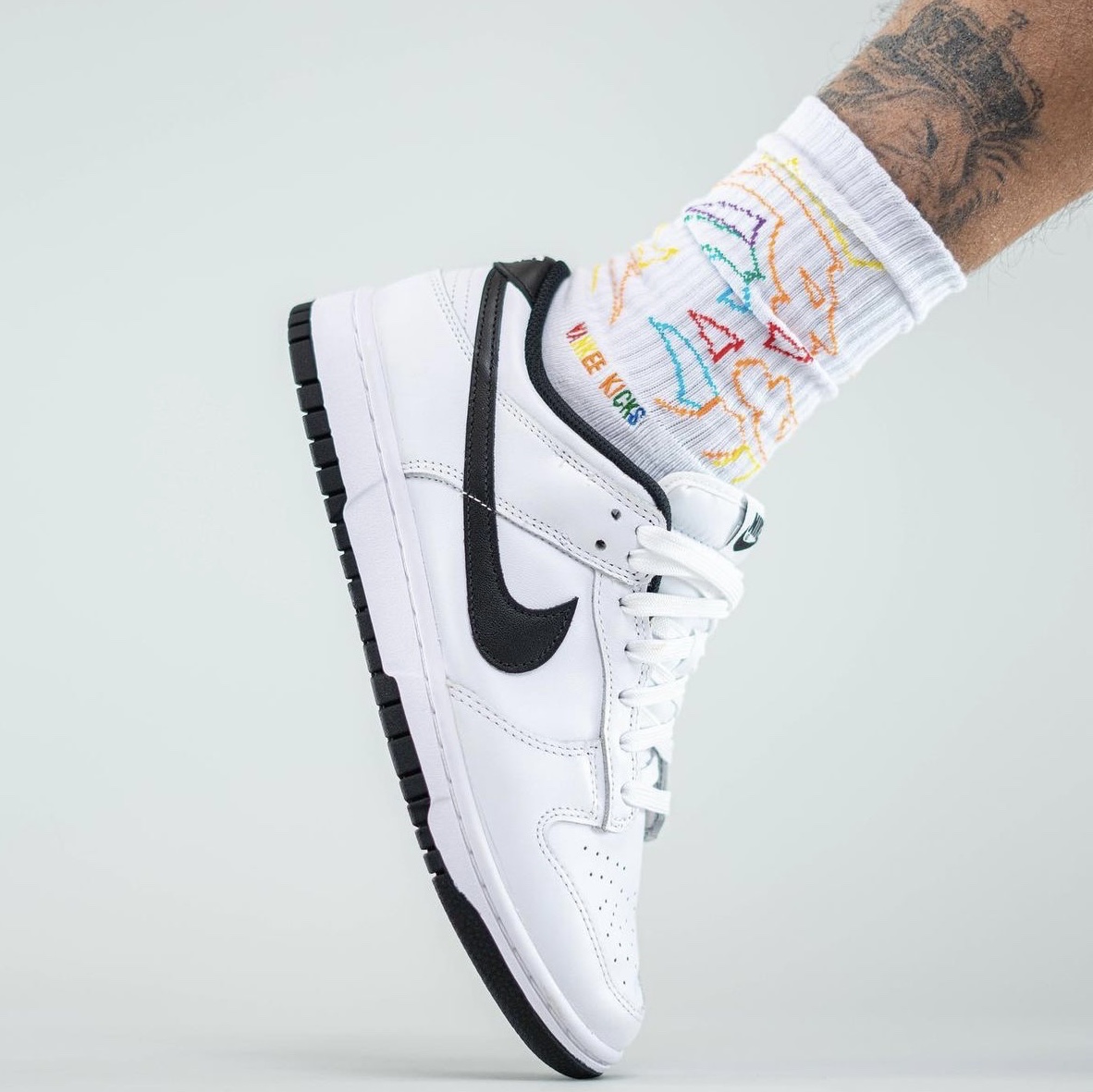 (W) Nike Dunk Low White Black 착용 스타일 - 5