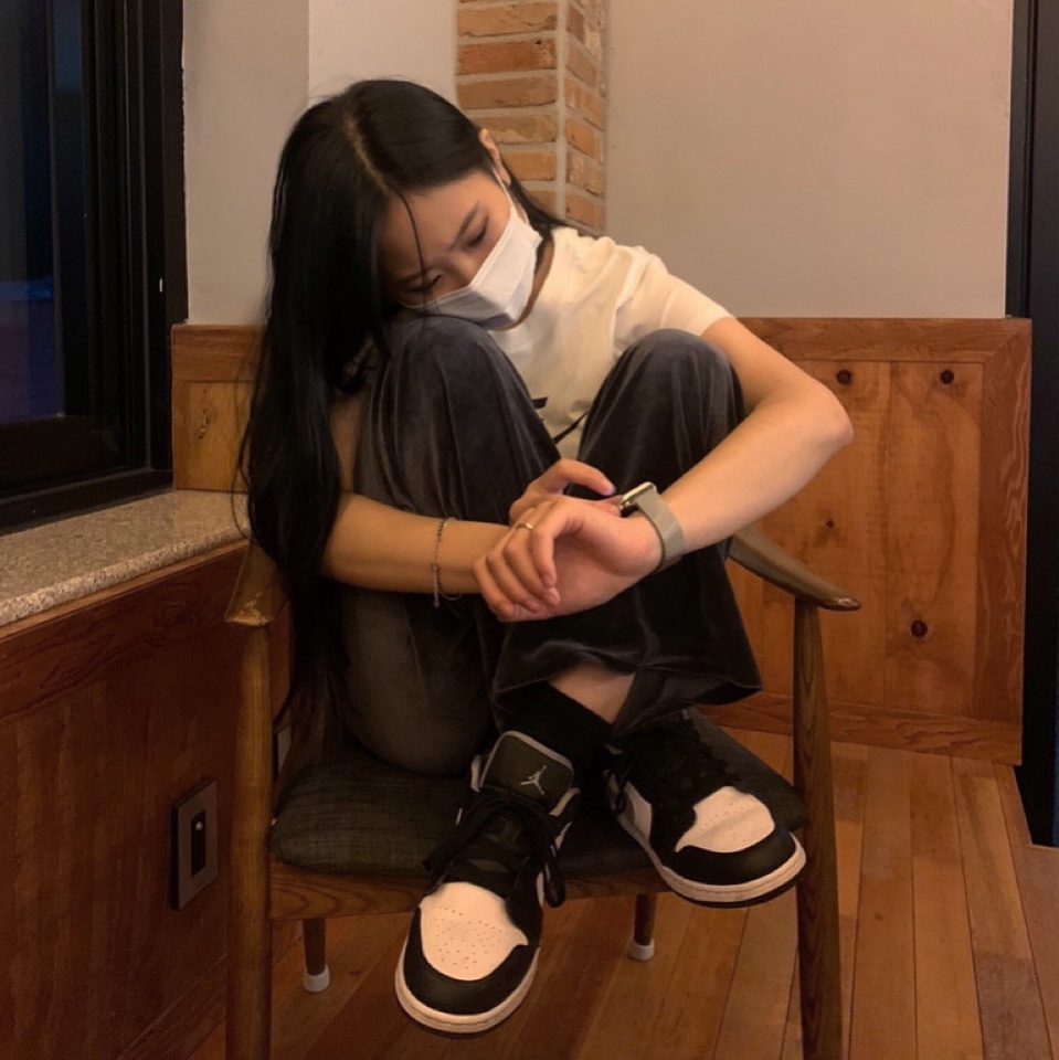 (GS) Jordan 1 Low Black Particle Grey 착용 스타일 - 1
