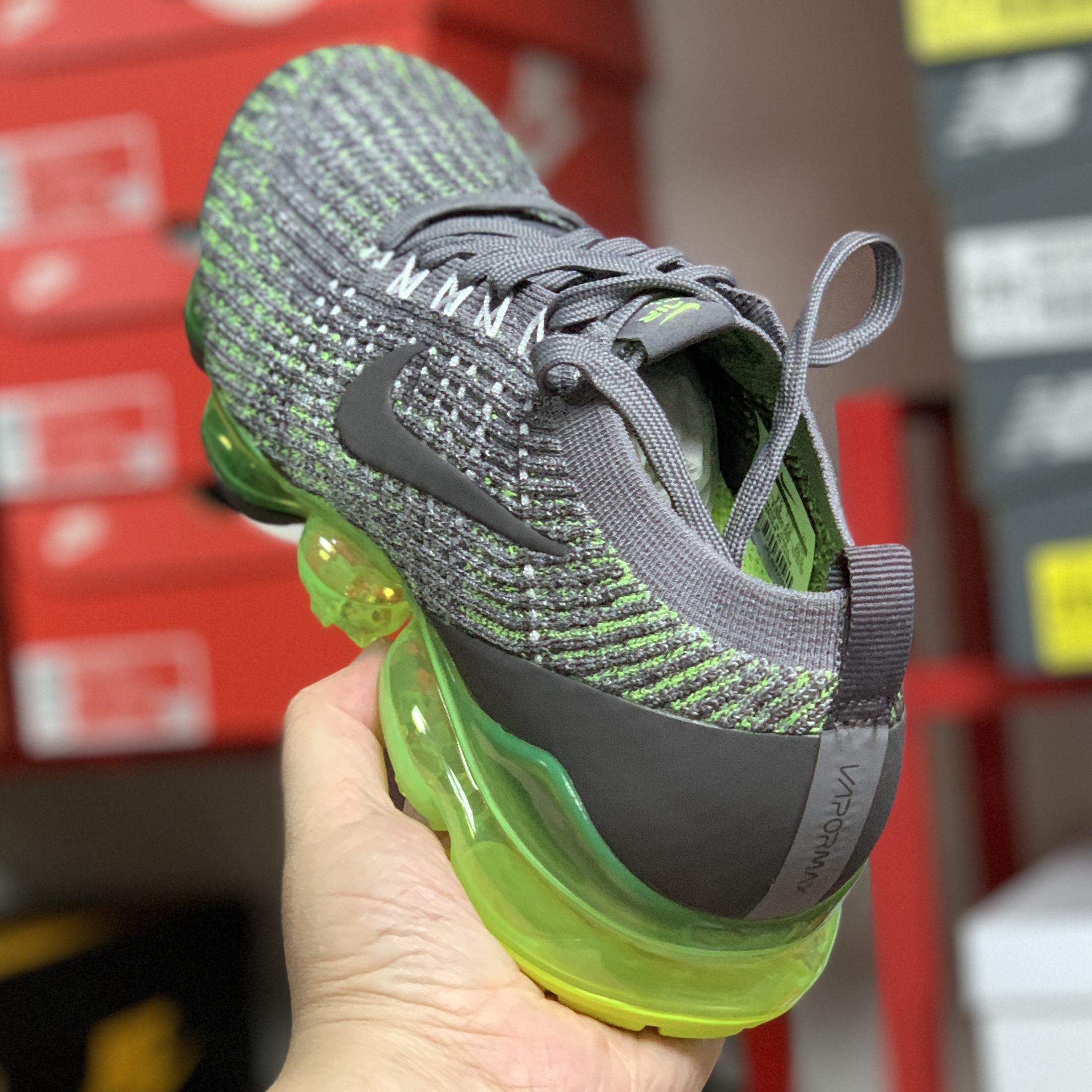 Nike Air VaporMax Flyknit 3 Gunsmoke Volt 착용 스타일 - 2