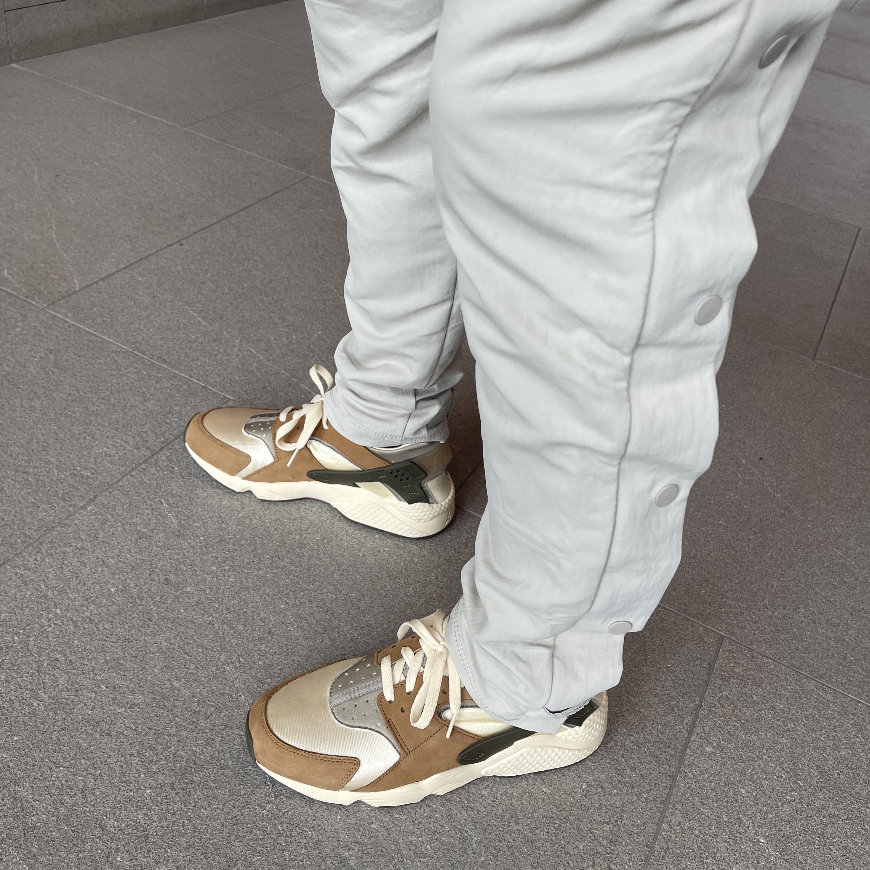 Nike x Stussy Air Huarache LE Desert Oak, Nike x Fear of God Warm Up Pants String 착용 스타일