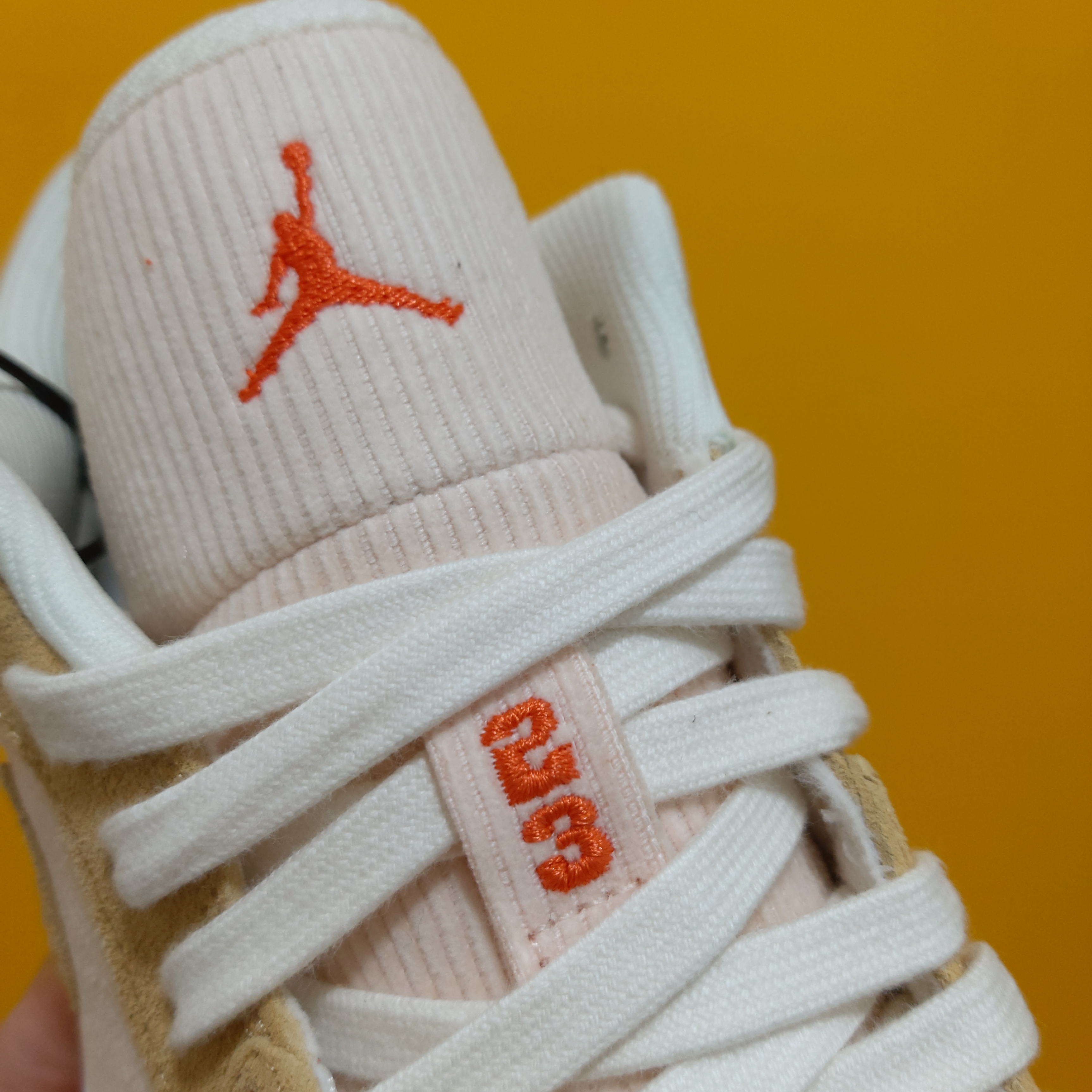 (W) Jordan 1 Low SE Corduroy Tan 착용 스타일 - 2