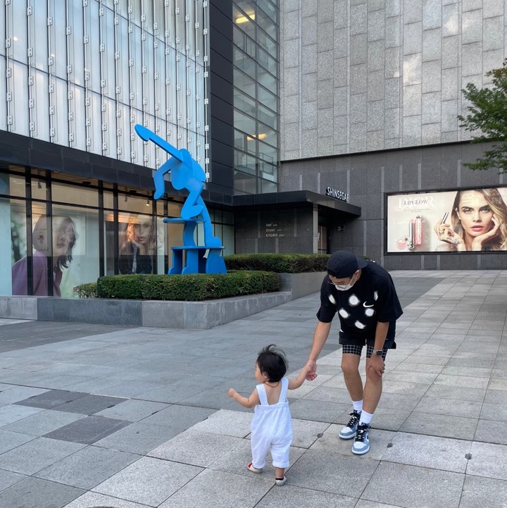 Jordan 1 Retro High OG University Blue, Nike x Off-White NRG Short Sleeve T-Shirt Black 착용 스타일