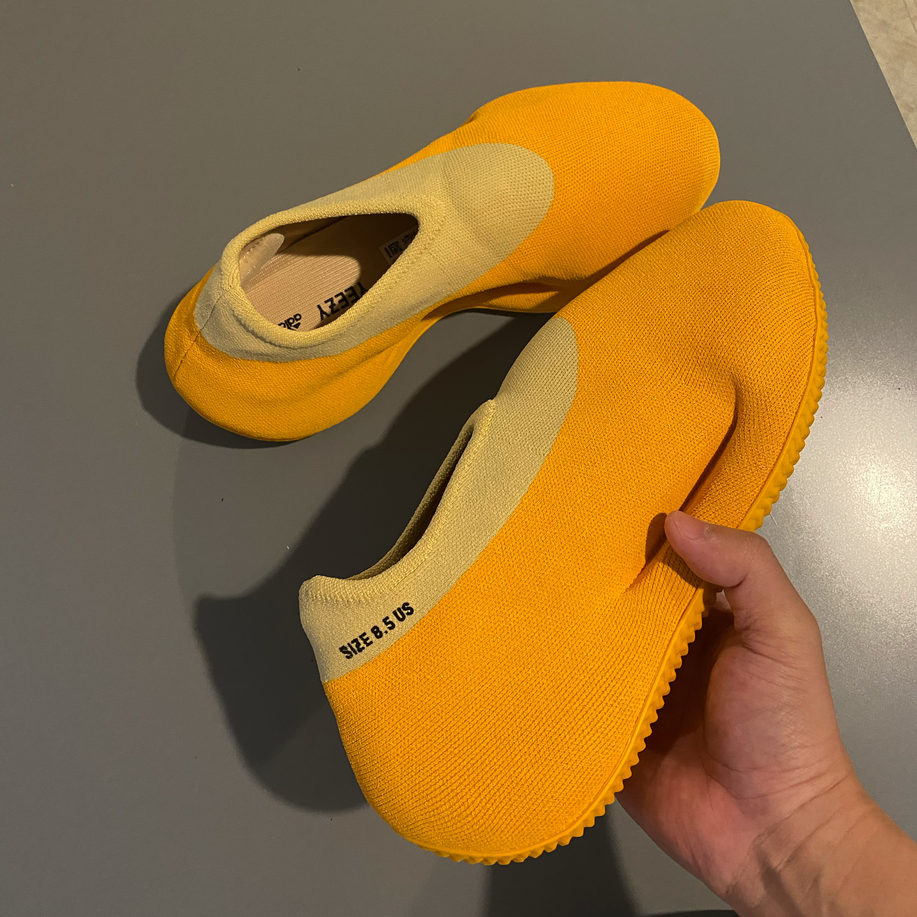 Adidas Yeezy Knit RNR Sulfur 착용 스타일 - 1