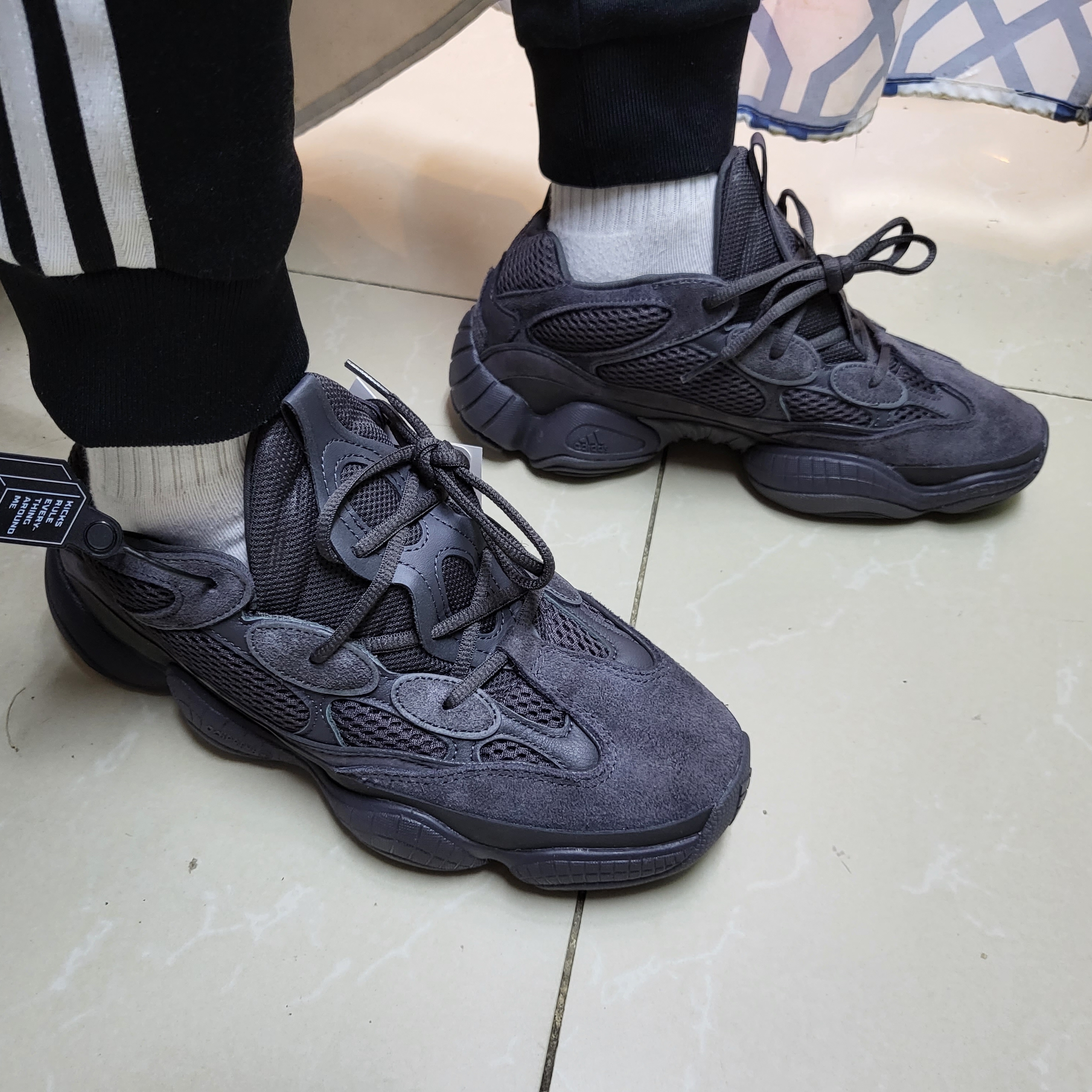 Adidas Yeezy 500 Utility Black 2018/2020 착용 스타일 - 1