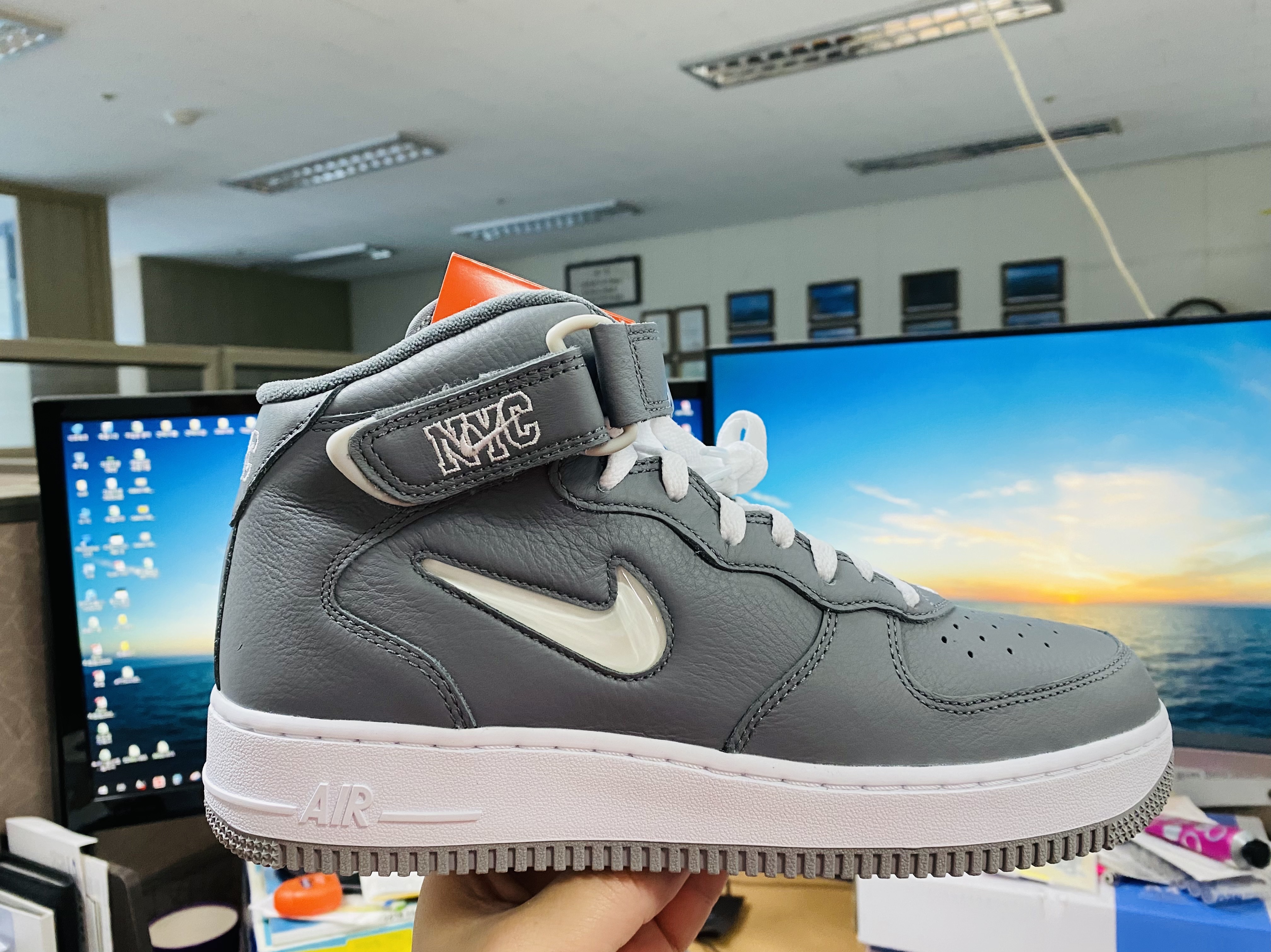 Nike Air Force 1 Mid QS NYC Cool Grey 착용 스타일