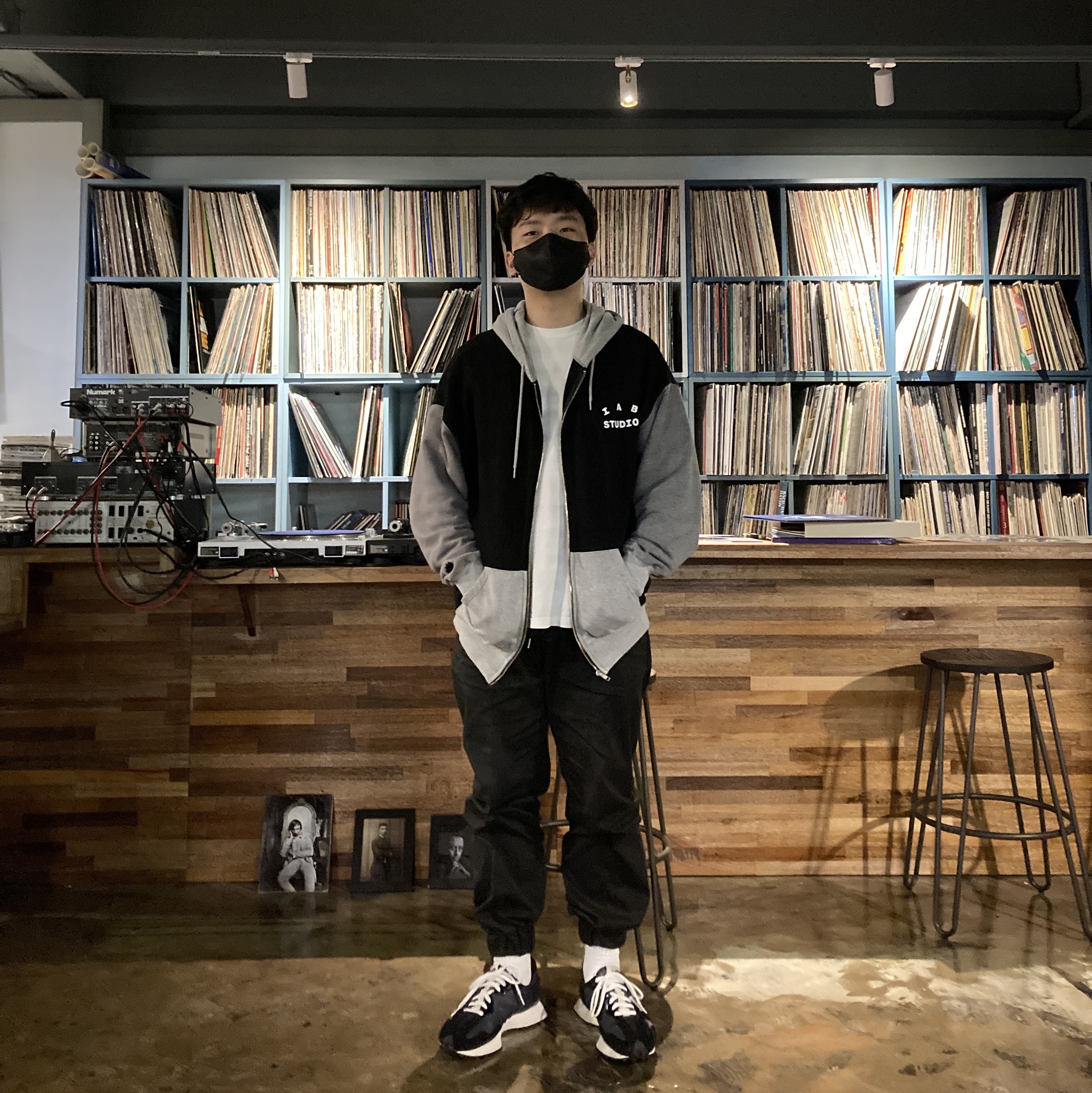 (W) New Balance 327 Black Grey, IAB Studio x Niniz Zip-up Hoodie 착용 스타일
