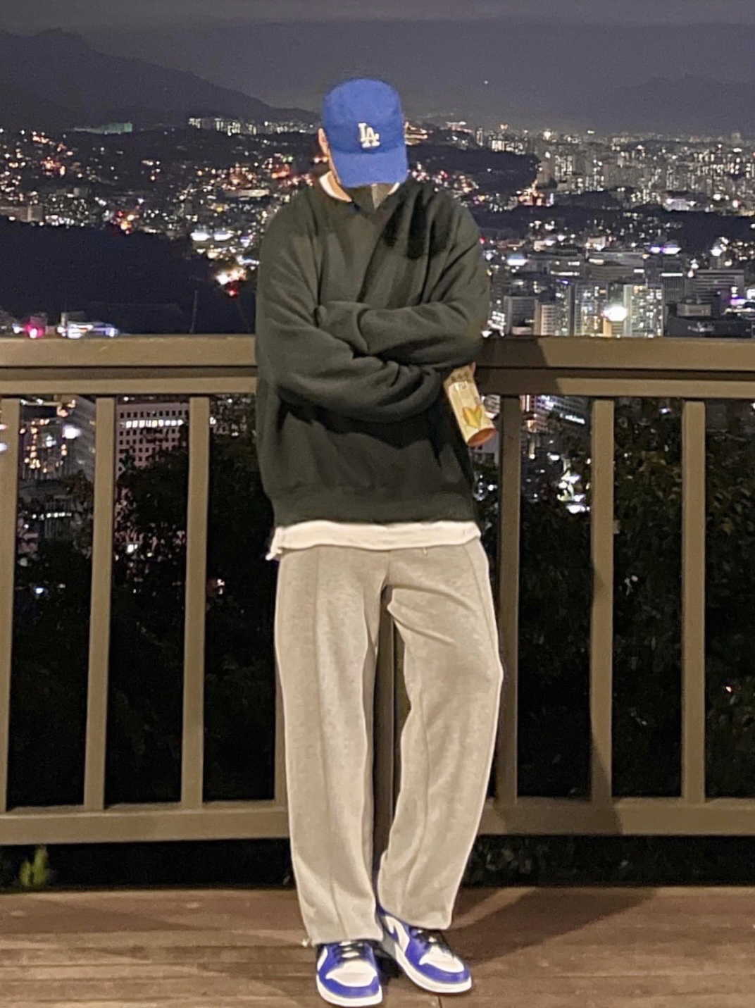 Jordan 1 Low Hyper Royal 착용 스타일 - 3