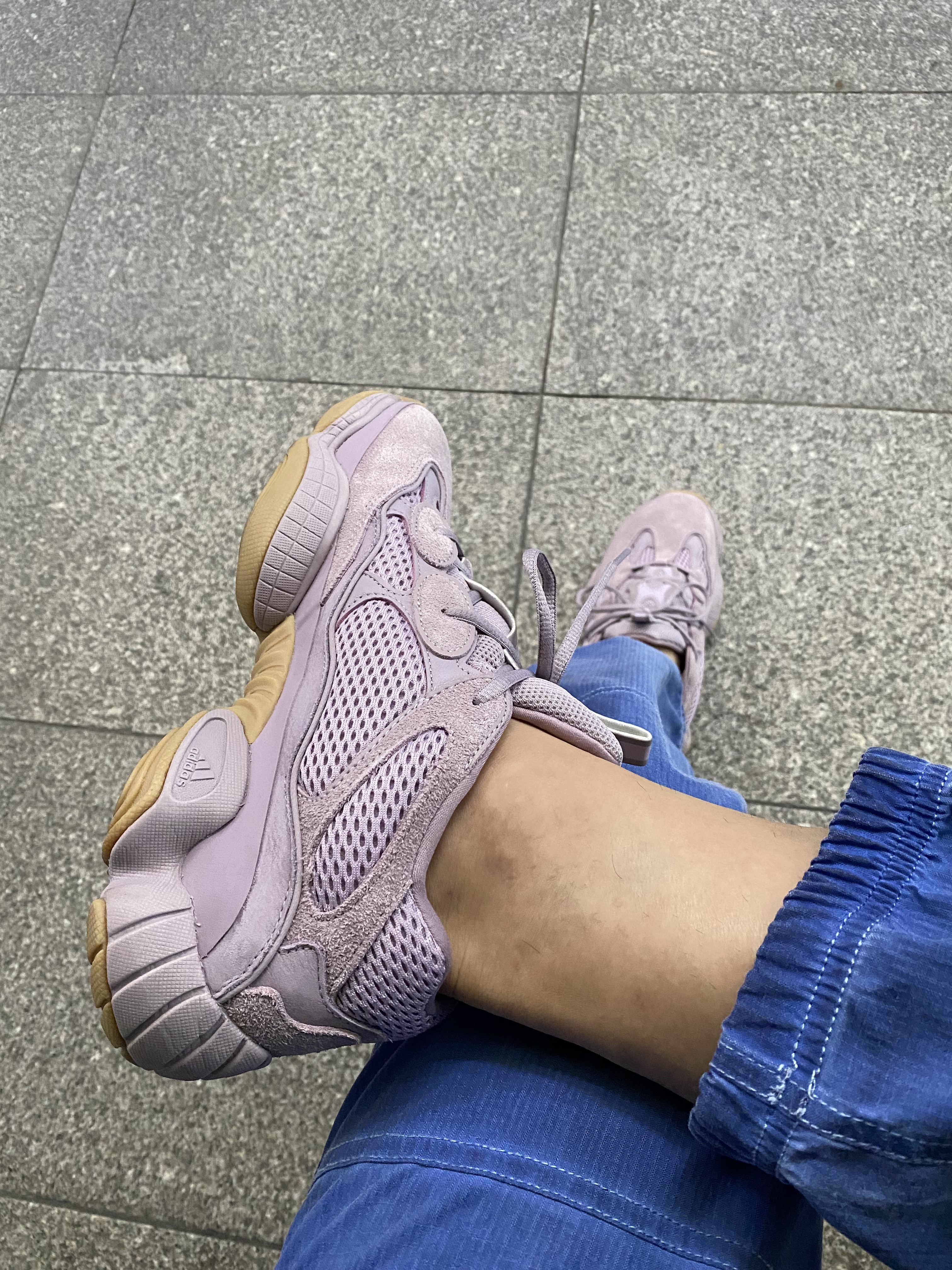 Adidas Yeezy 500 Soft Vision 착용 스타일
