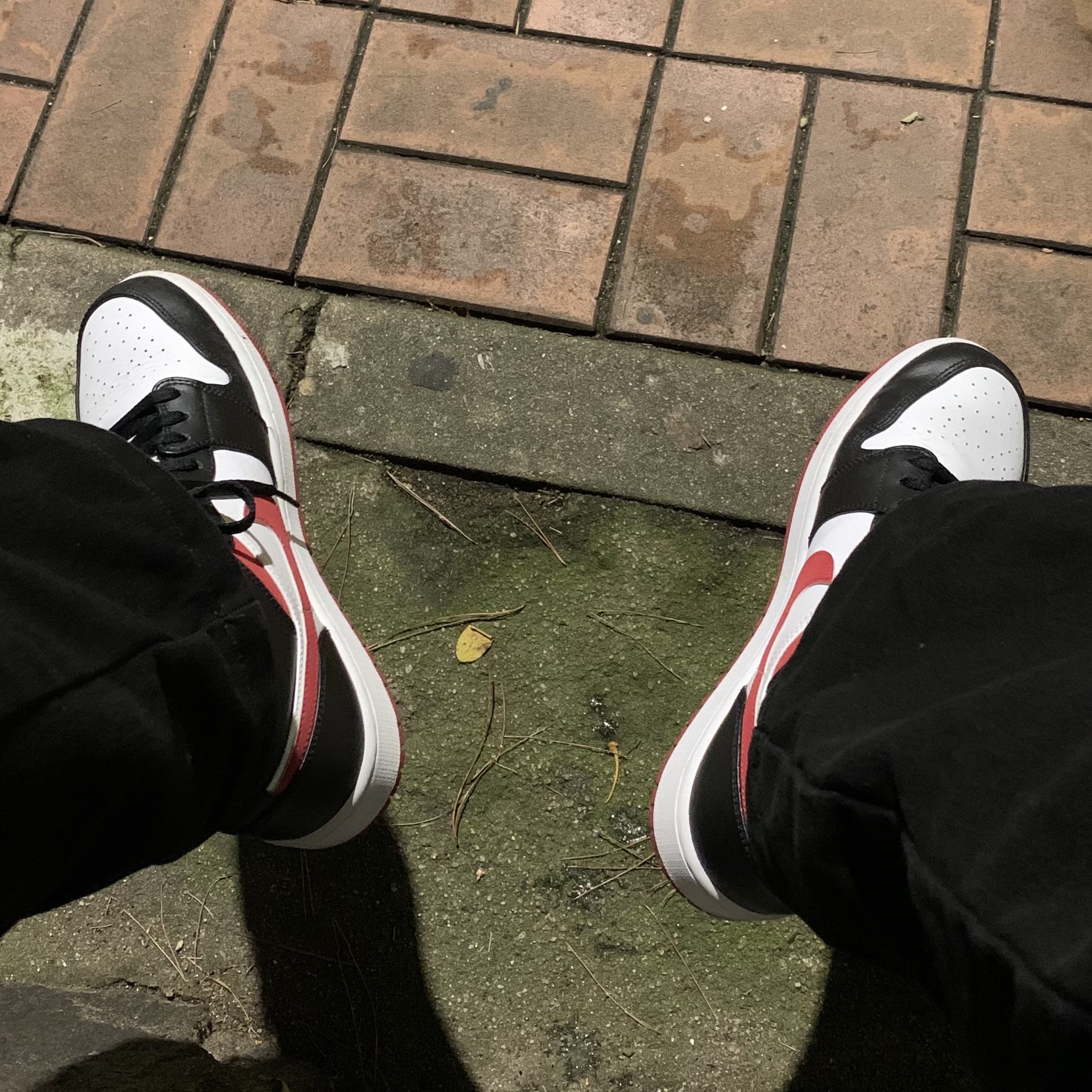 Jordan 1 Mid Gym Red Black White 착용 스타일 - 3