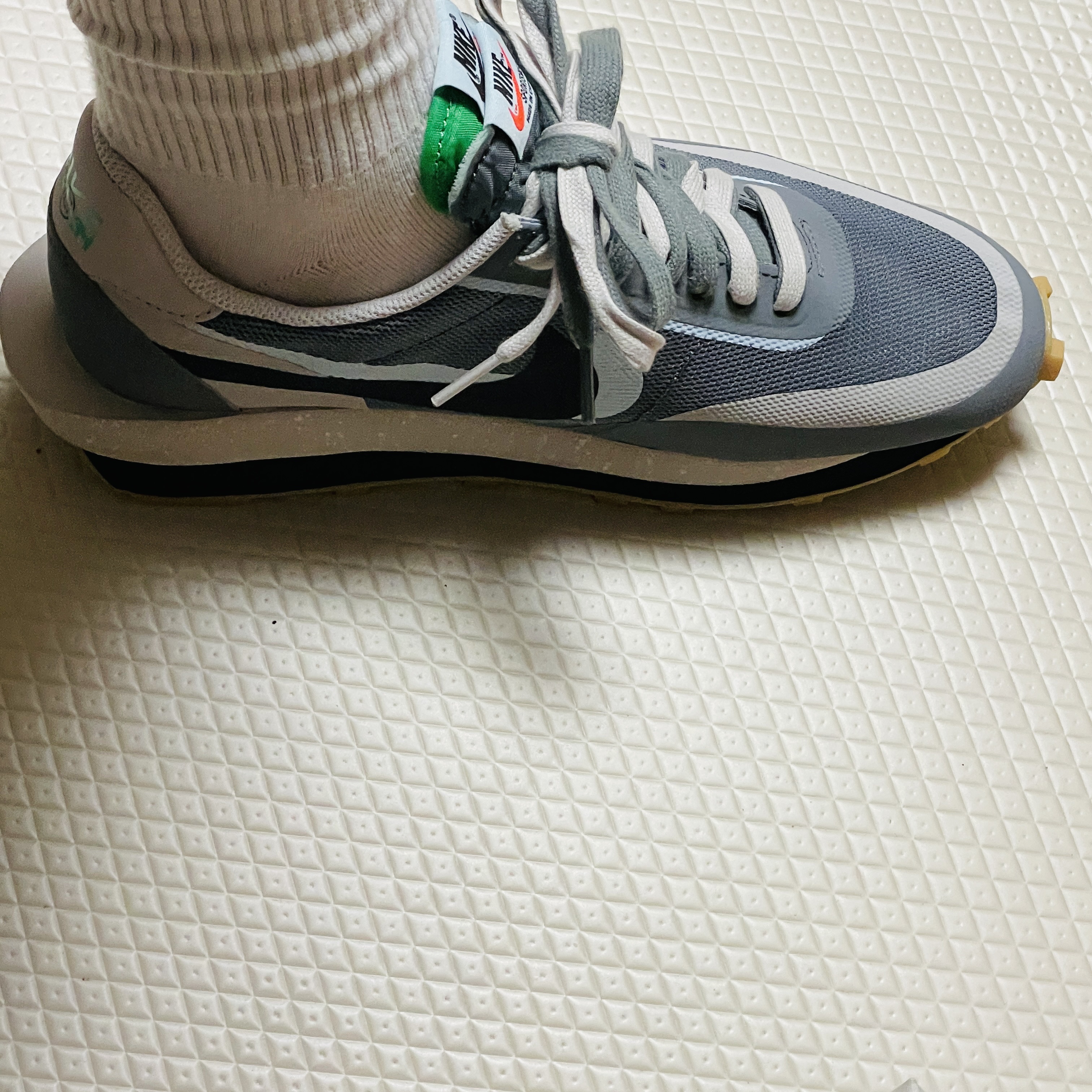 Nike x Sacai x Clot LDWaffle Cool Grey 착용 스타일 - 2