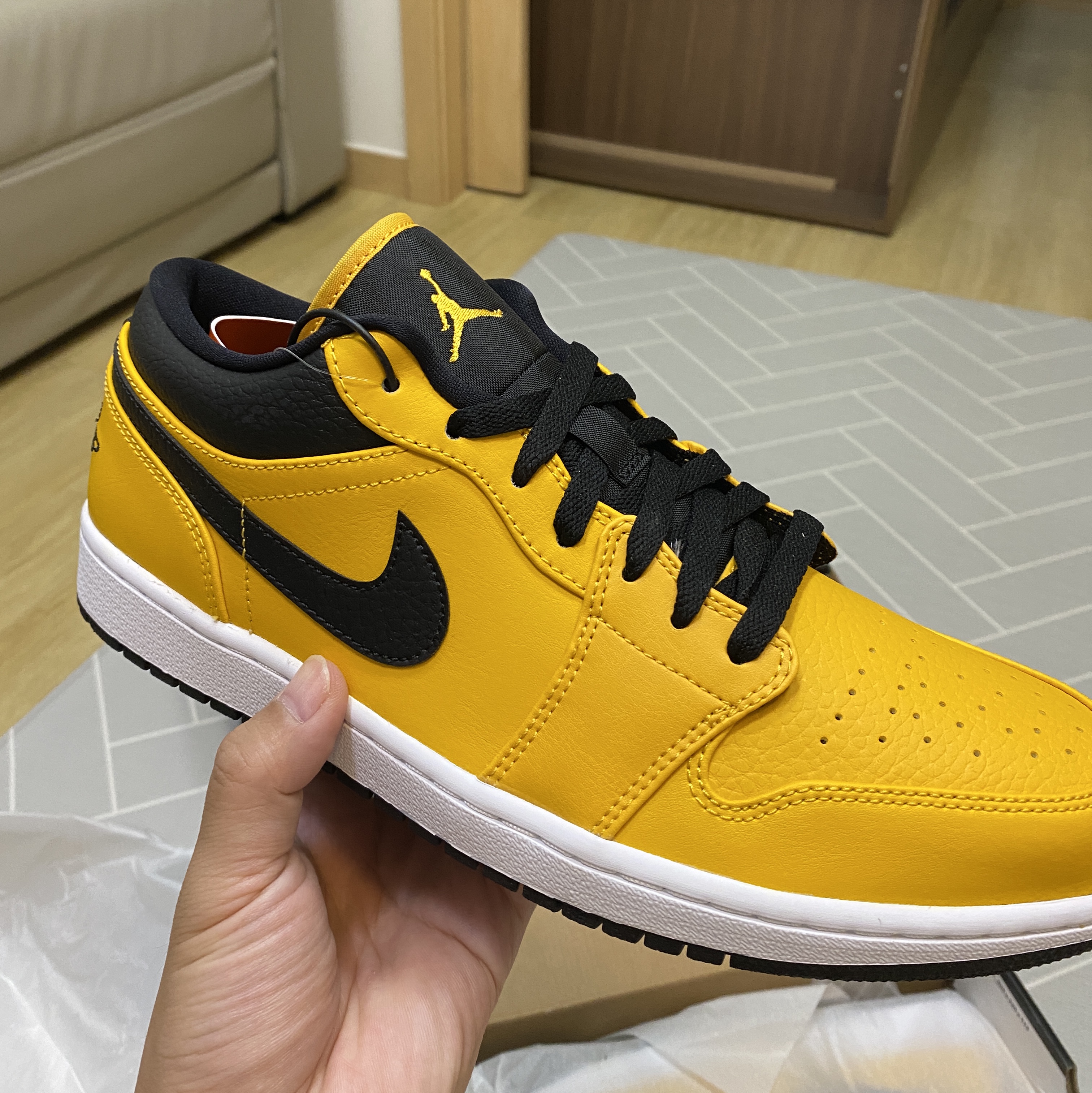 Jordan 1 Low University Gold Black 착용 스타일 - 2