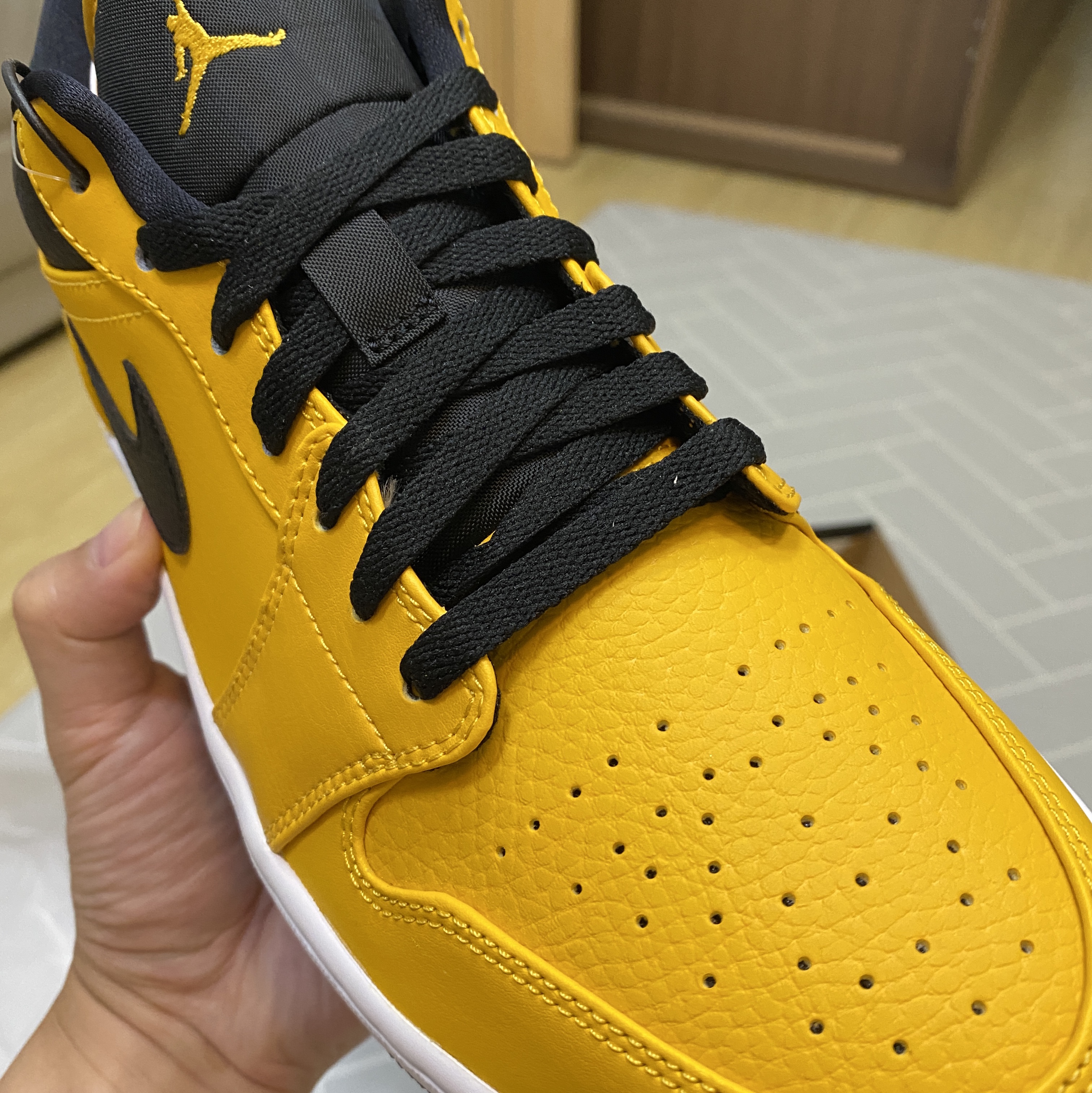 Jordan 1 Low University Gold Black 착용 스타일 - 3