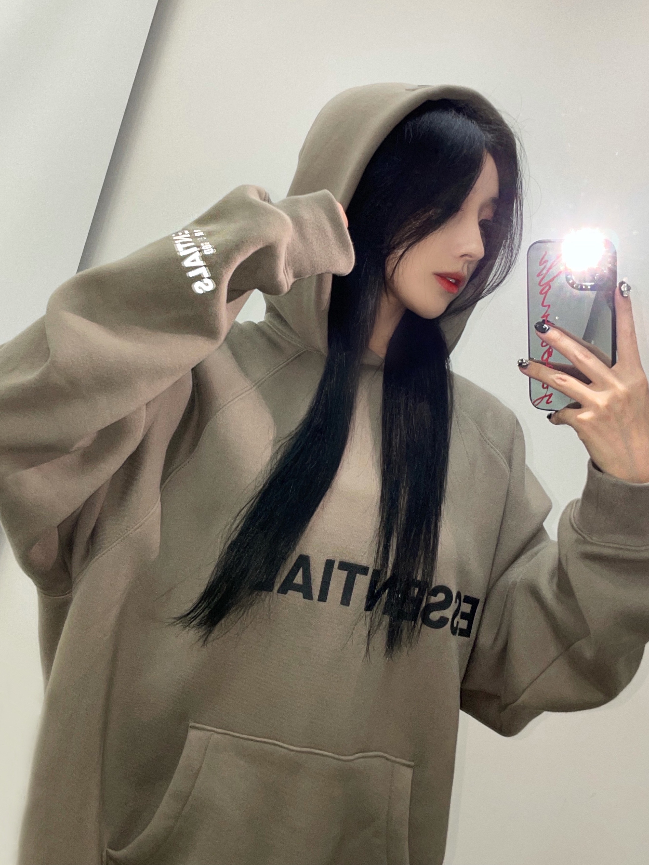 Essentials 3D Silicon Applique Pullover Hoodie Taupe - 20FW 착용 스타일