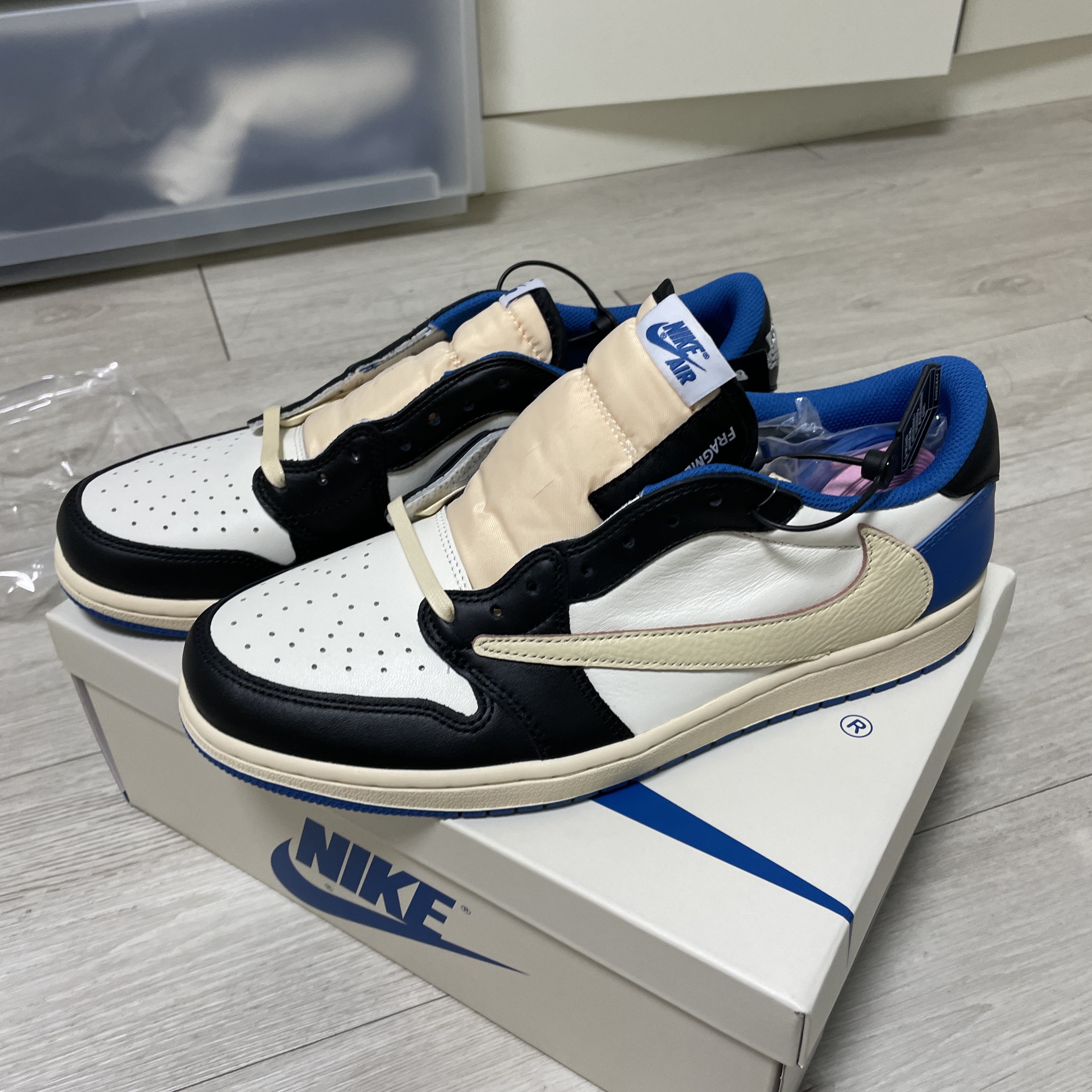 Jordan 1 x Travis Scott x Fragment Retro Low OG SP Military Blue 착용 스타일 - 3