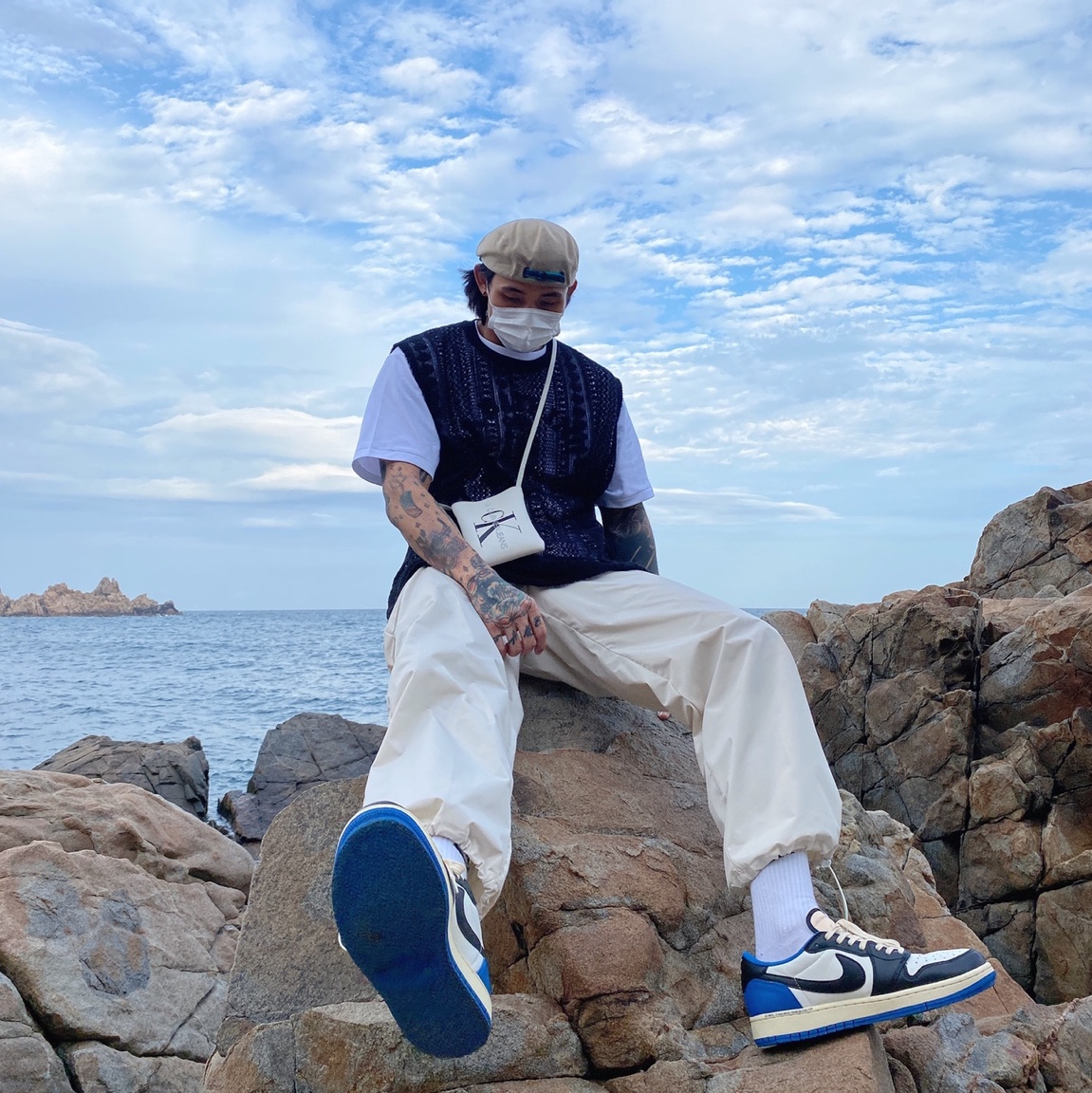 Jordan 1 x Travis Scott x Fragment Retro Low OG SP Military Blue 착용 스타일 - 1