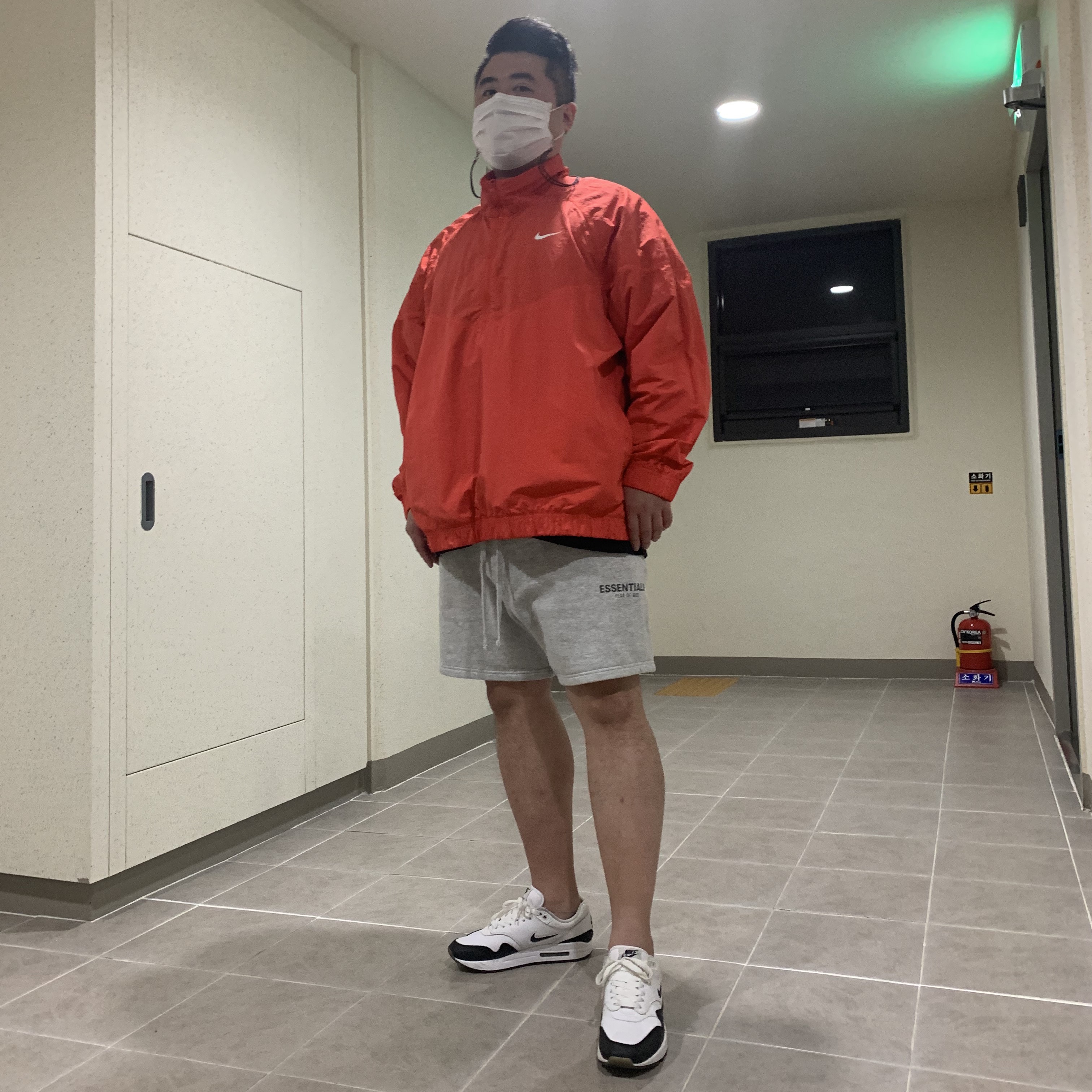 Nike x Stussy Windrunner Jacket Habanero Red, Essentials Fleece Shorts Oatmeal Heather - 20FW 착용 스타일