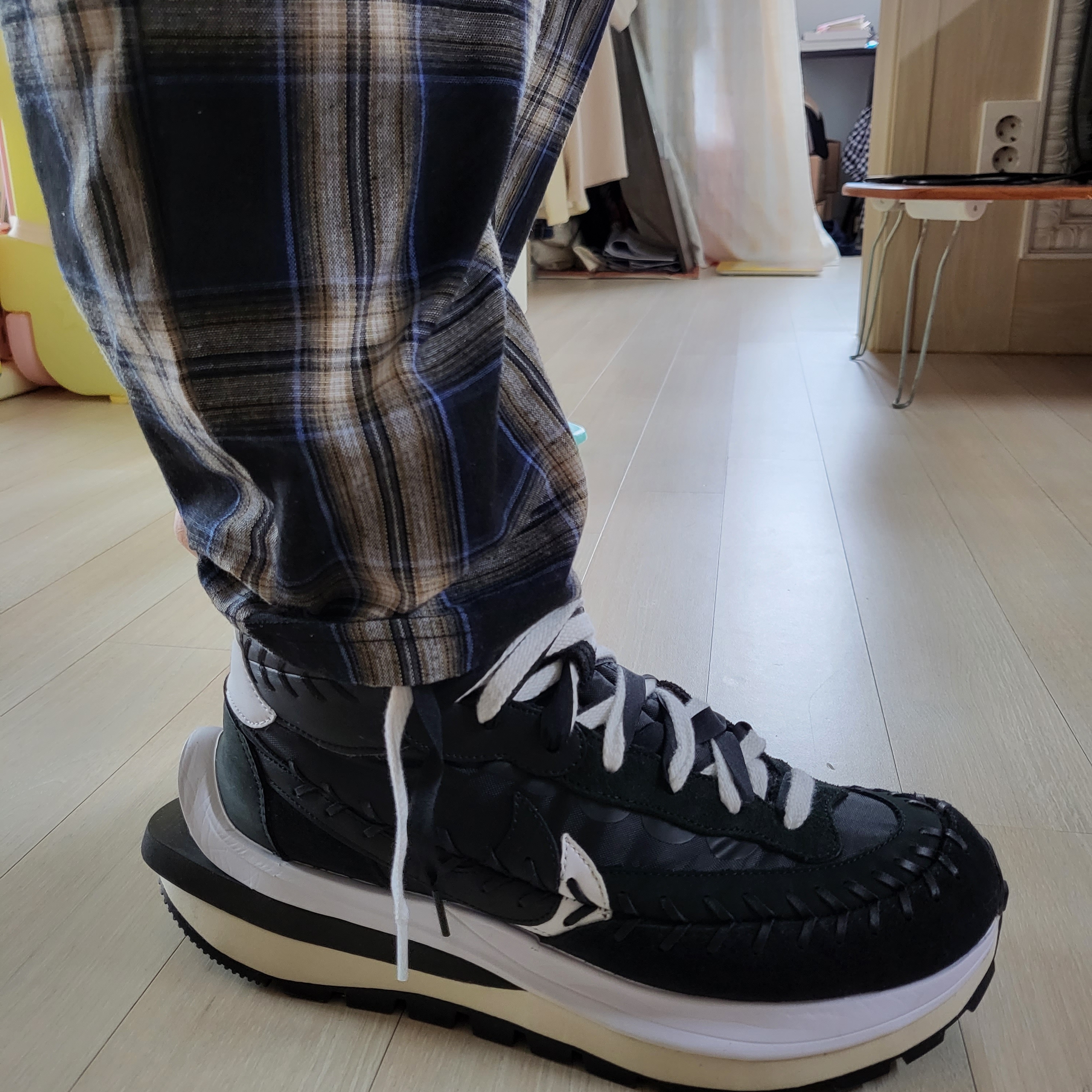 Nike x Sacai x Jean Paul Gaultier VaporWaffle Black White 착용 스타일 - 1