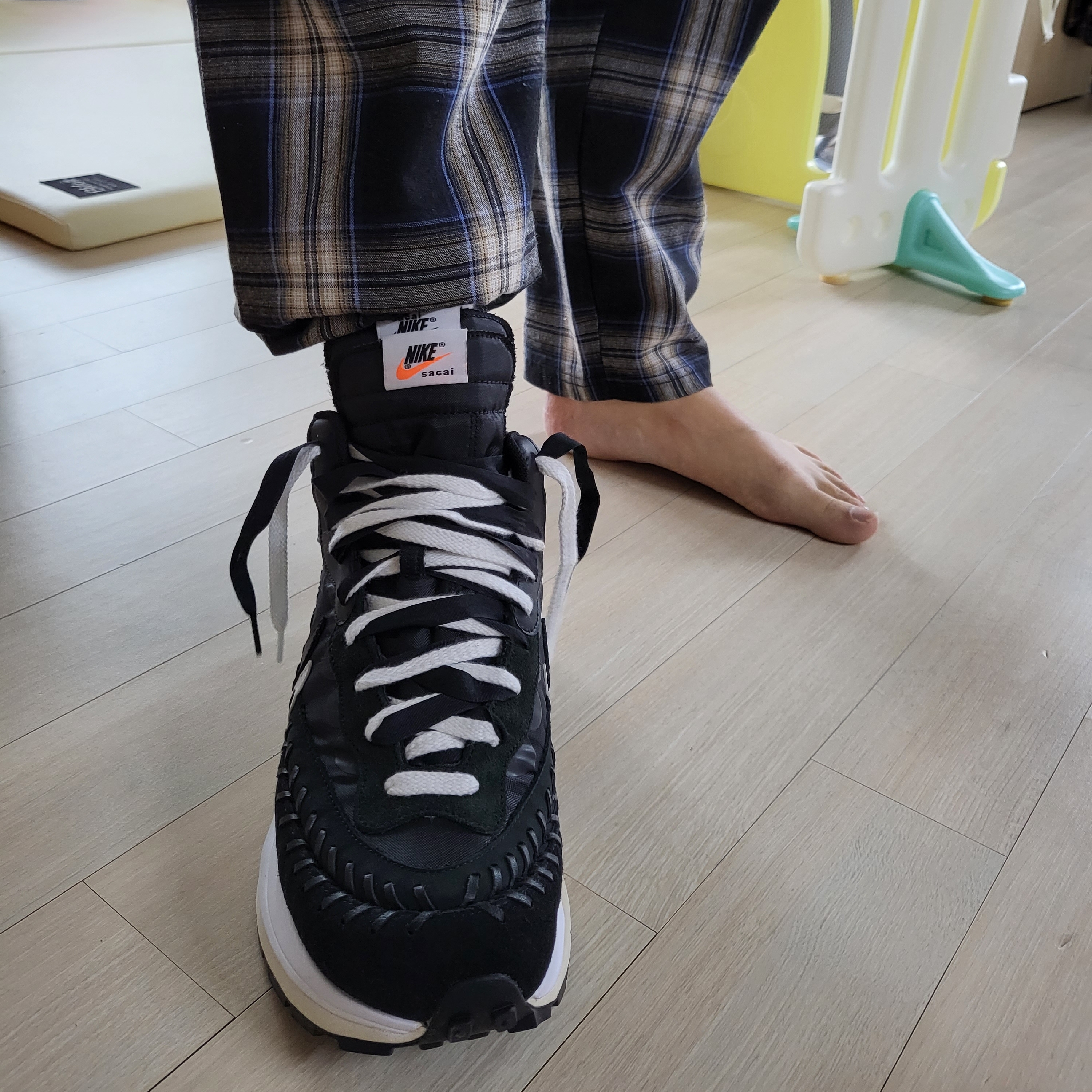 Nike x Sacai x Jean Paul Gaultier VaporWaffle Black White 착용 스타일 - 2