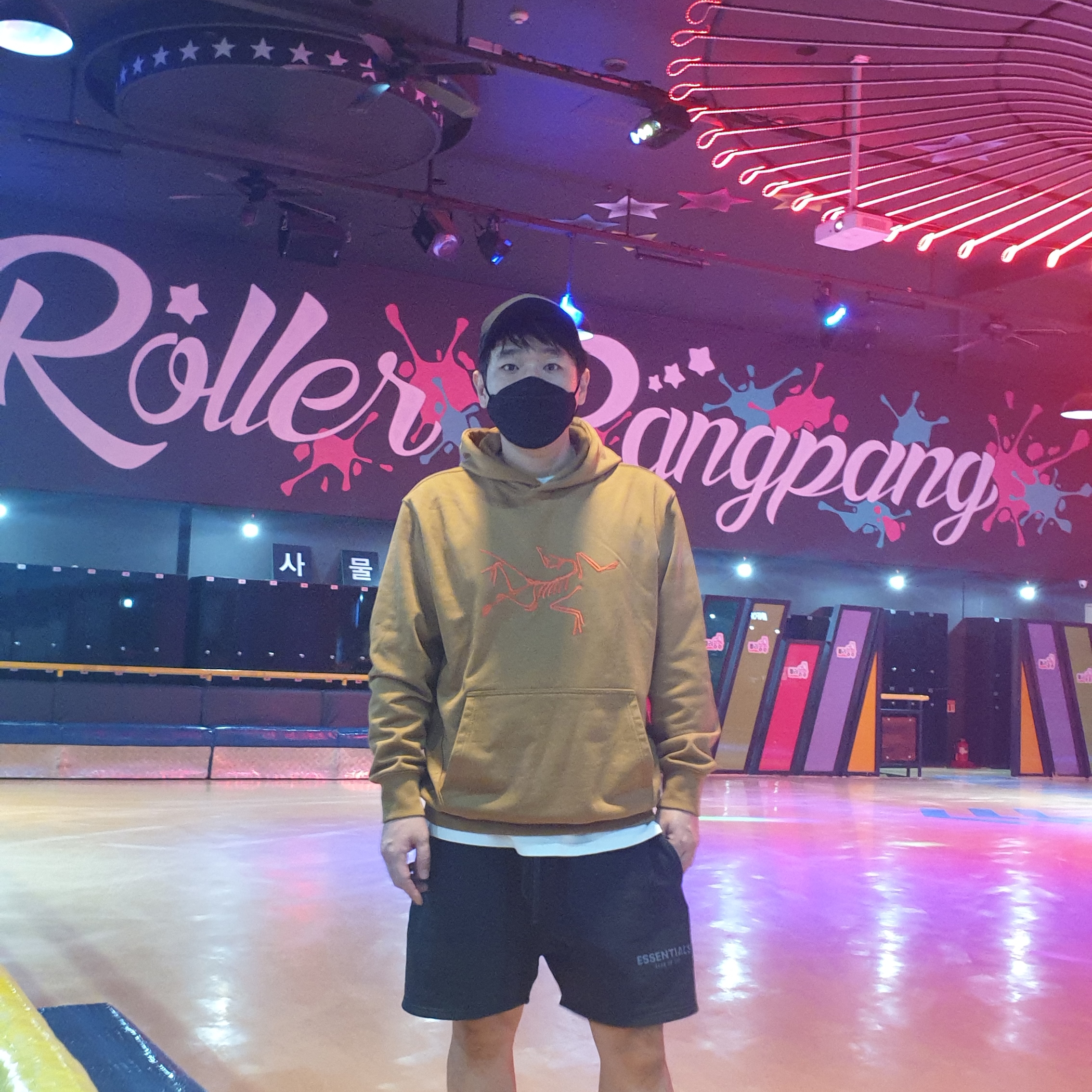 Palace x Arc'teryx Hood Brown - 20FW, Essentials Sweatshorts Black 2020 착용 스타일 - 2