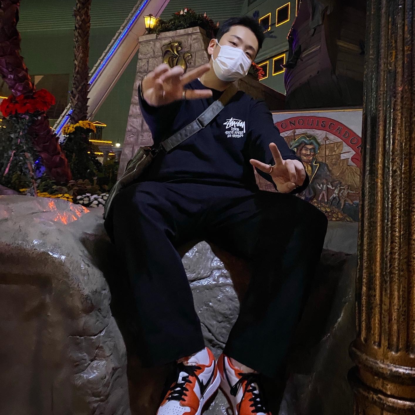 Stussy Stock DSM Los Angeles Crew Black, Jordan 1 Low OG Starfish 착용 스타일