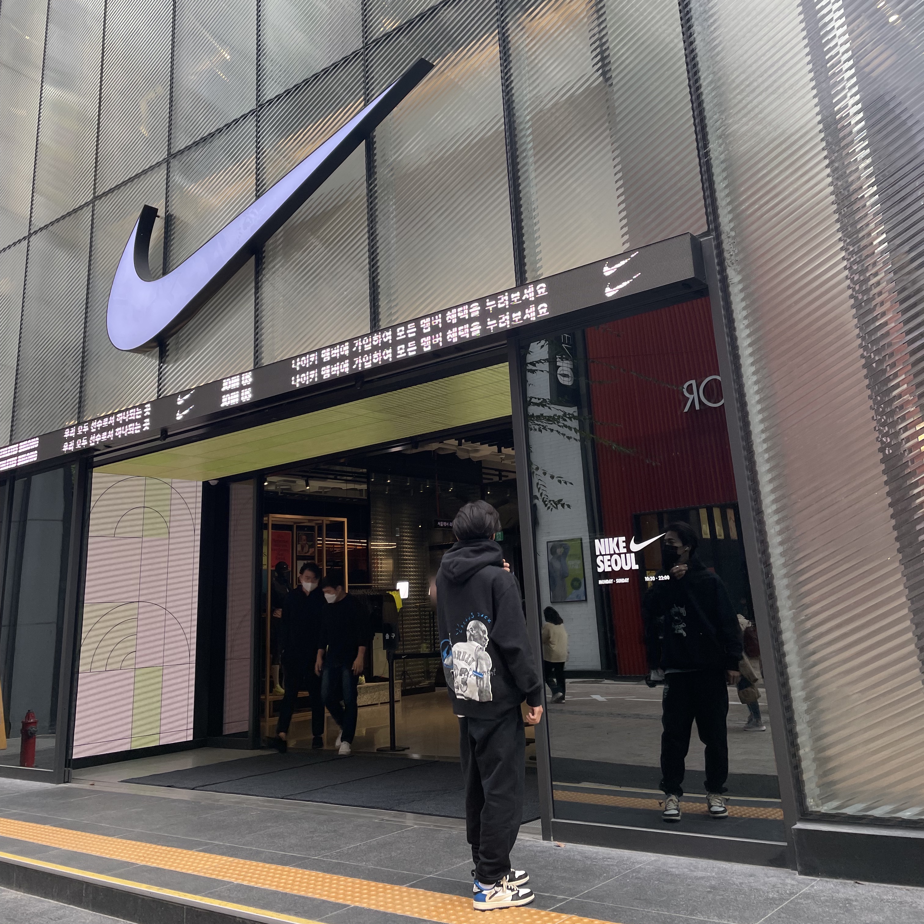 Jordan 1 x Travis Scott x Fragment Retro Low OG SP Military Blue, Jordan x Travis Scott x Fragment Hoodie Black (DJ0615-010) 착용 스타일 - 4