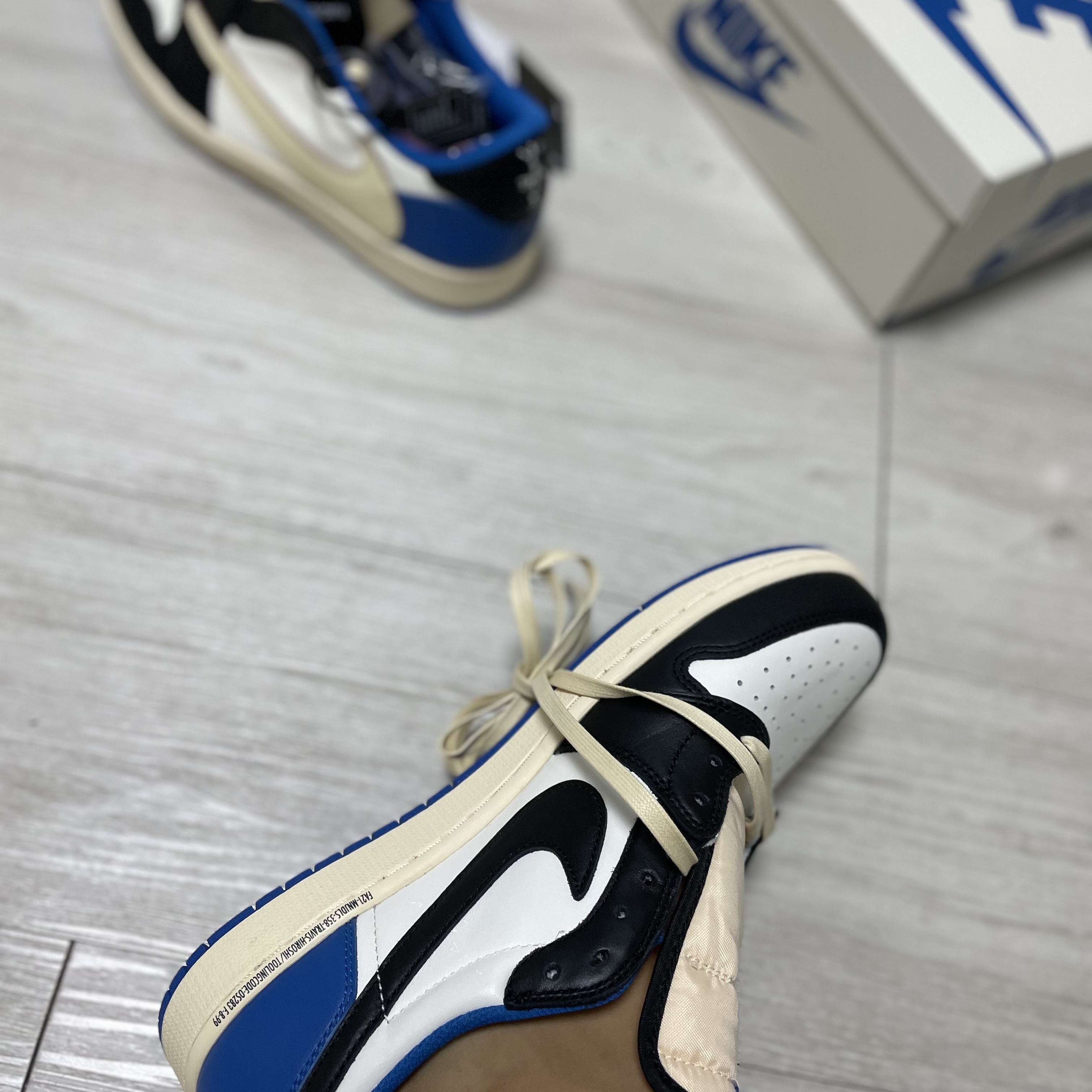 Jordan 1 x Travis Scott x Fragment Retro Low OG SP Military Blue 착용 스타일 - 5
