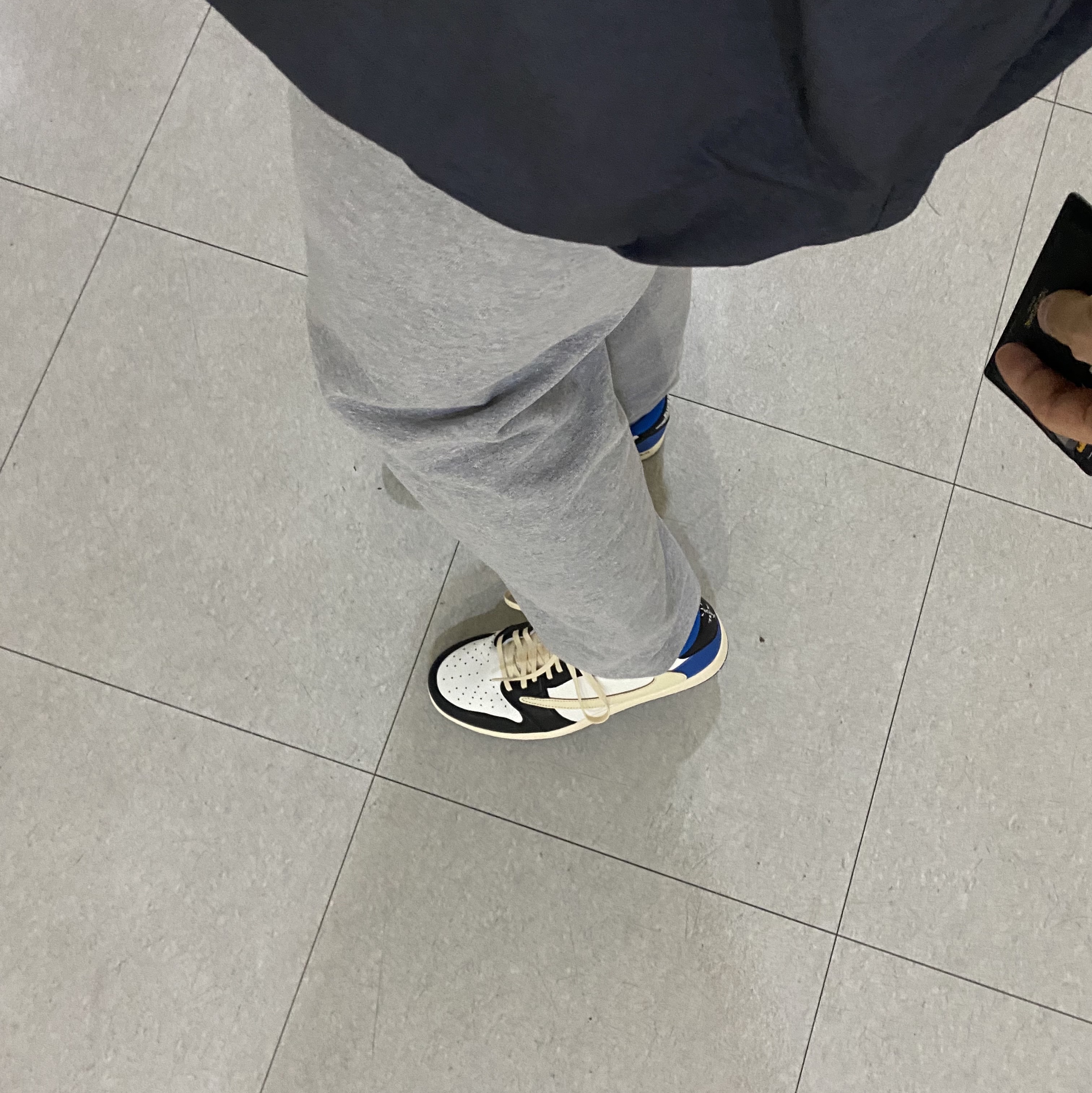 Jordan 1 x Travis Scott x Fragment Retro Low OG SP Military Blue, Nike x Stussy Windrunner Jacket Off Noir 착용 스타일