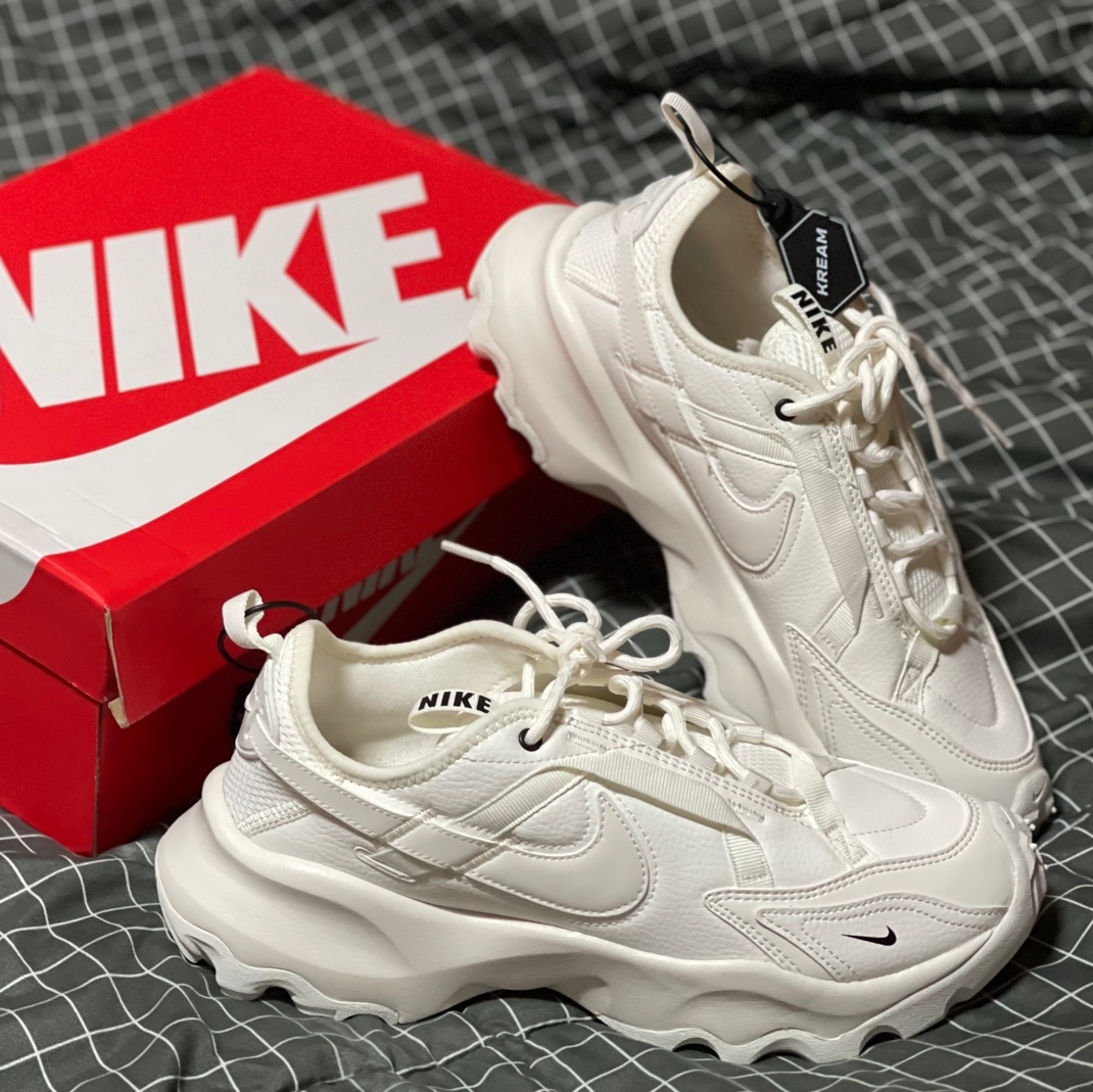 (W) Nike TC 7900 Summit White 착용 스타일
