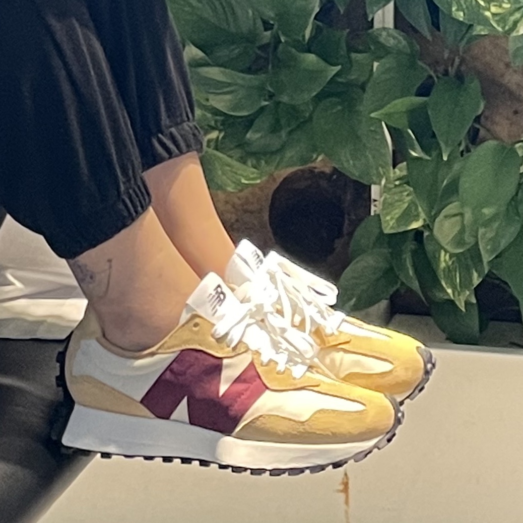 New Balance 327 Moonbeam Ghost Pepper 착용 스타일