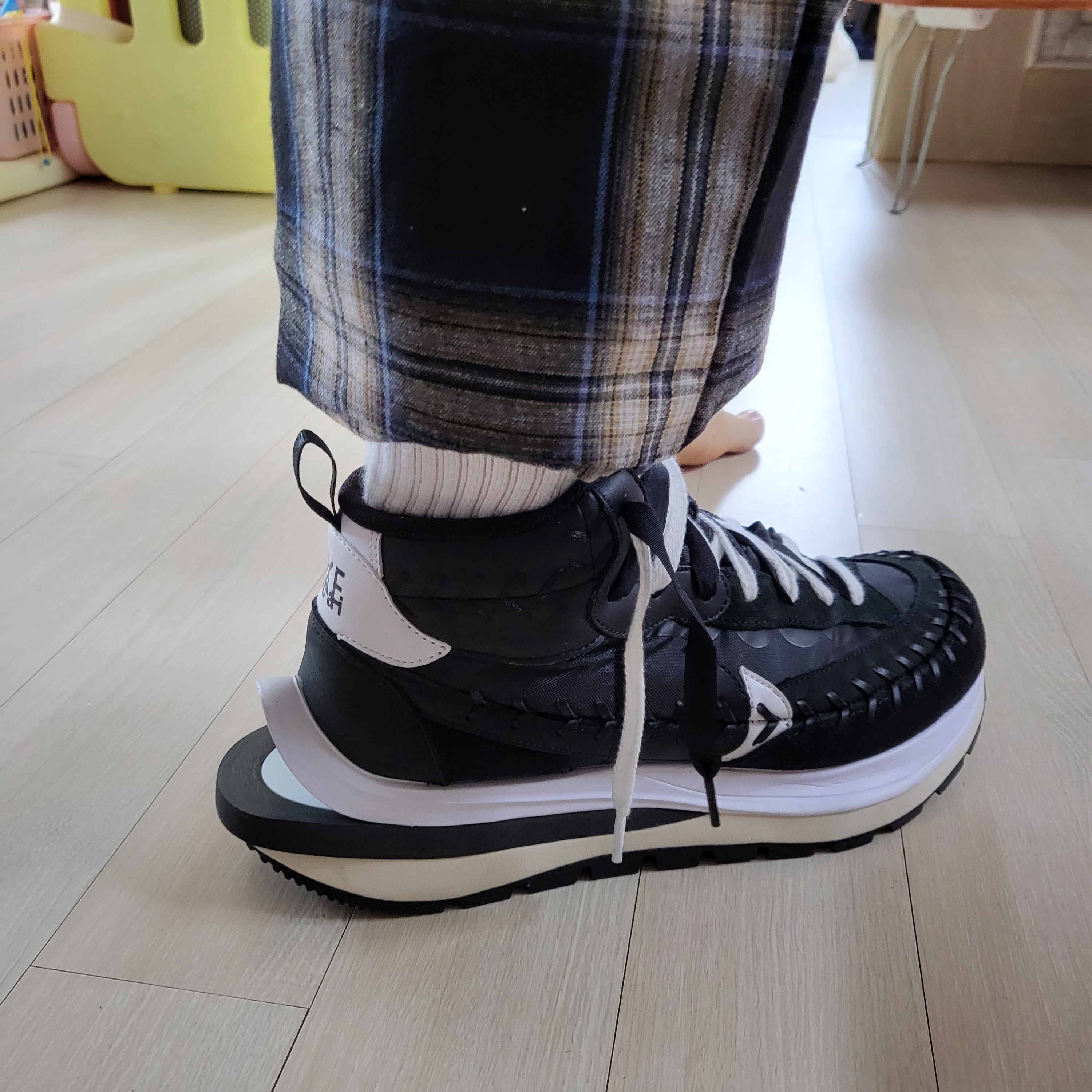 Nike x Sacai x Jean Paul Gaultier VaporWaffle Black White 착용 스타일 - 3