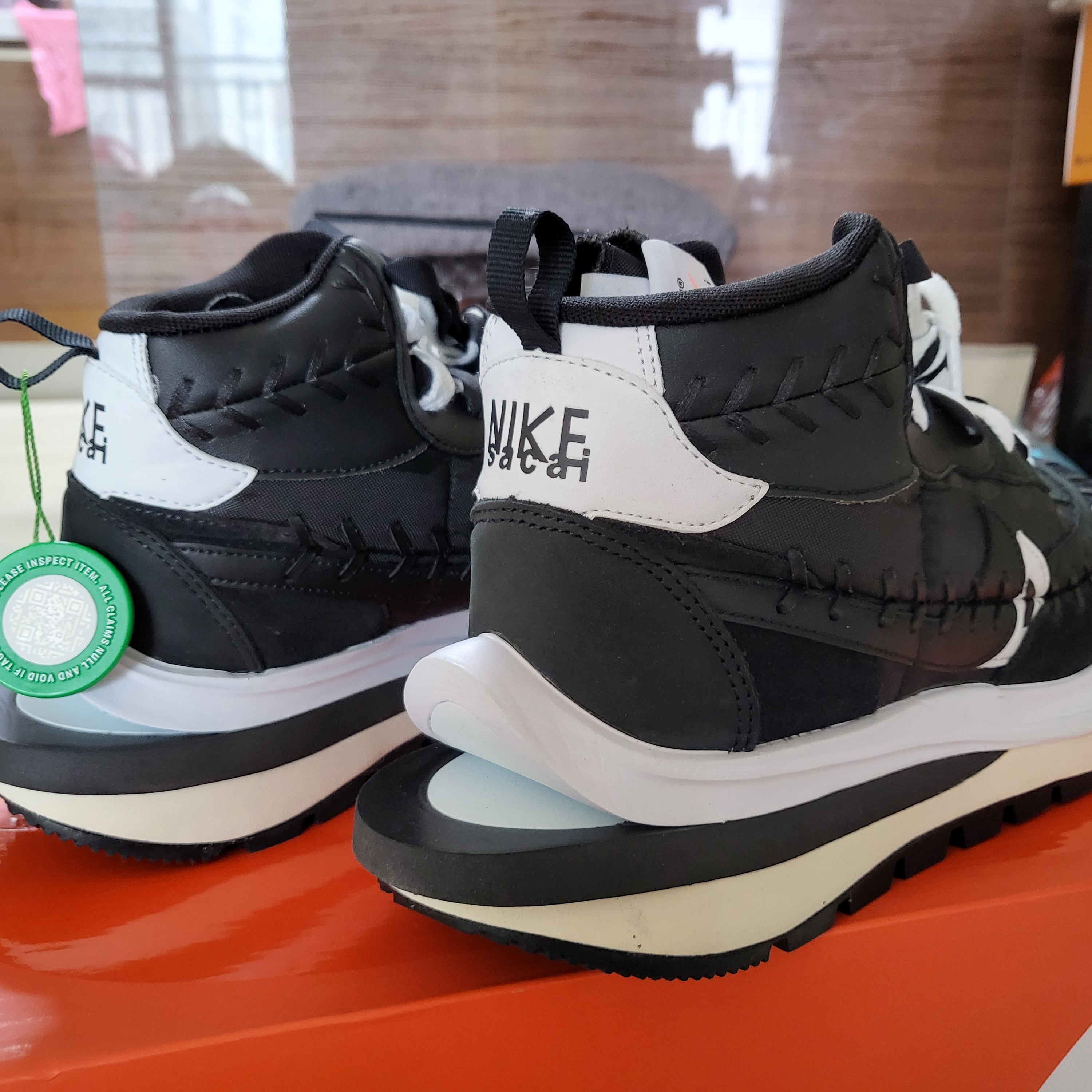 Nike x Sacai x Jean Paul Gaultier VaporWaffle Black White 착용 스타일 - 4