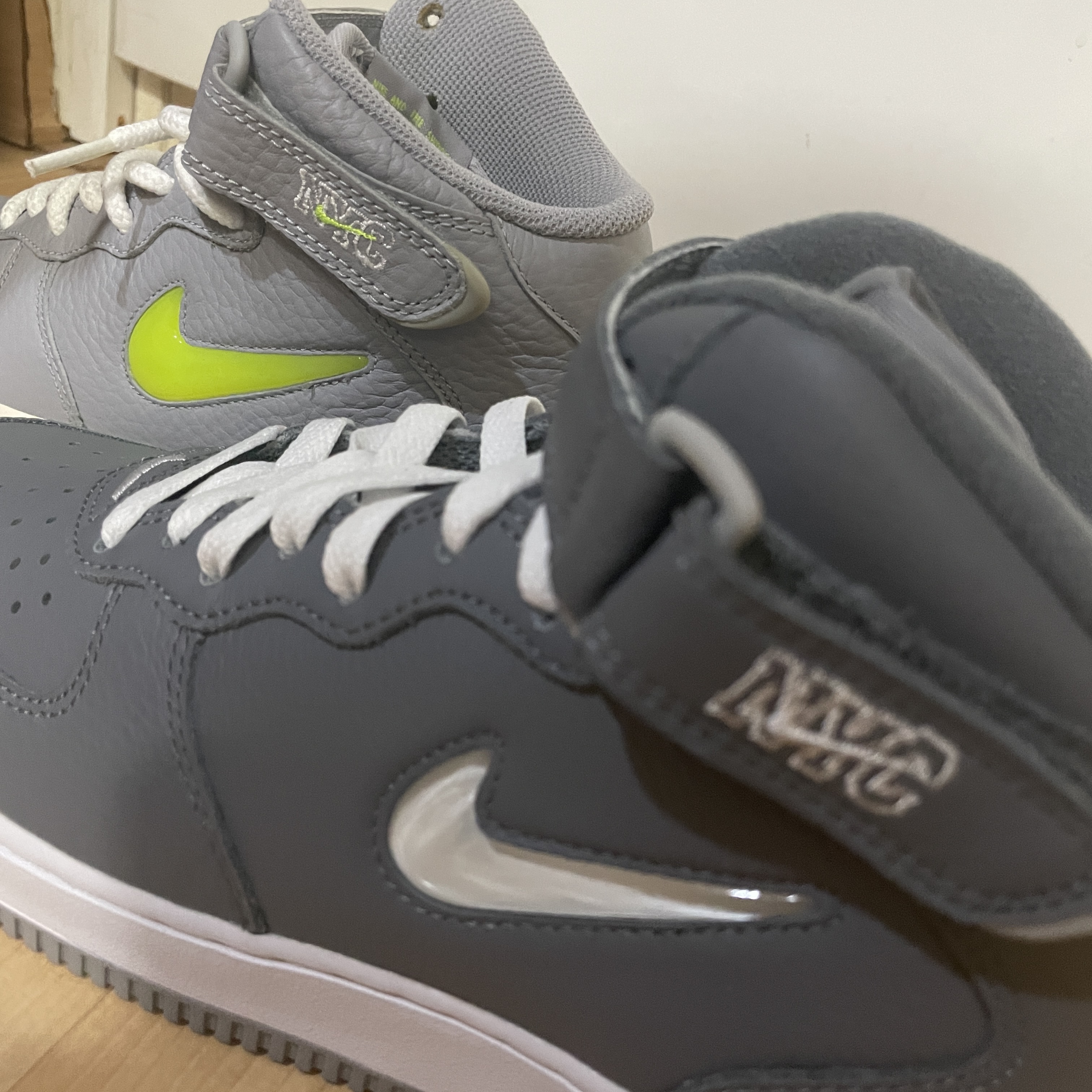 Nike Air Force 1 Mid QS NYC Cool Grey 착용 스타일